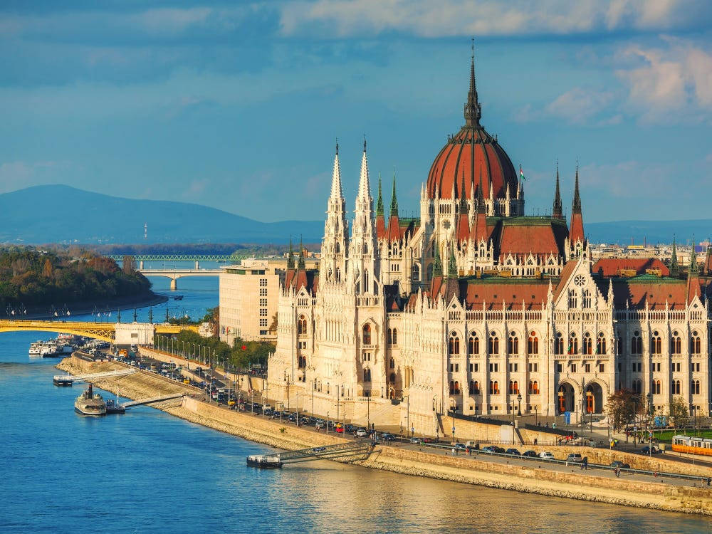 Eledificio Del Parlamento De Hungría Se Ve Desde El Río. Fondo de pantalla