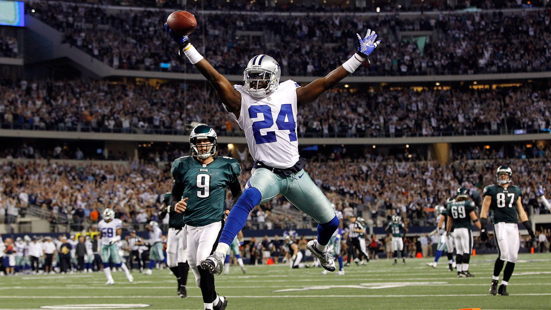 A Jumping Awesome Dallas Cowboys Player Wallpaper