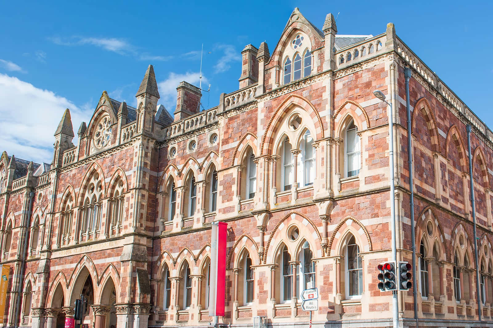 En Majestetisk Gryning I Exeter Katedral Bakgrunnsbildet