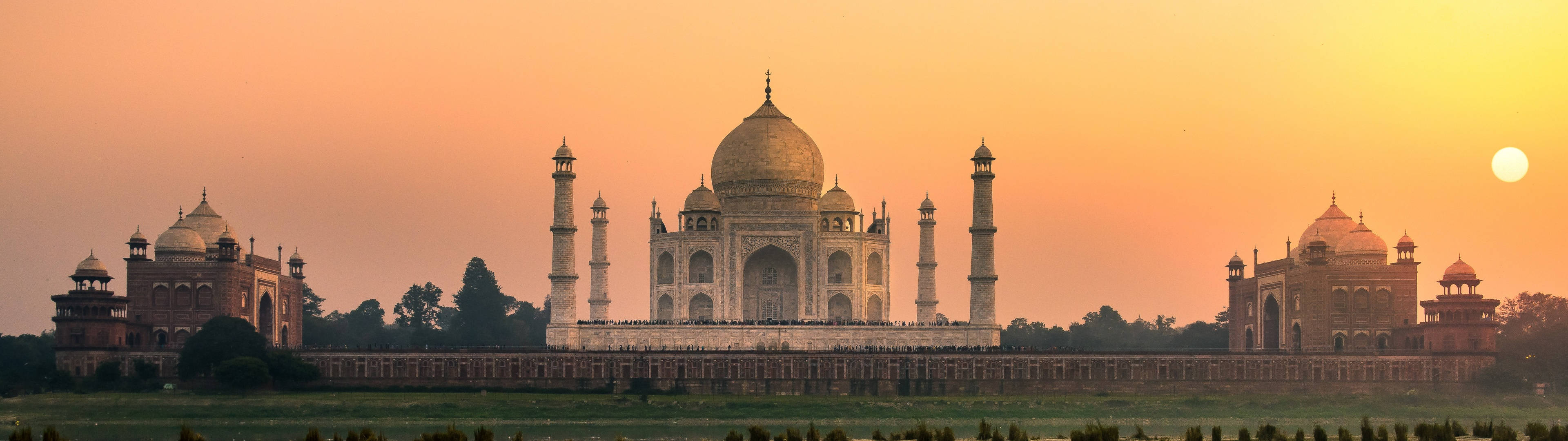 A Panoramic View Of The Taj Mahal Wallpaper