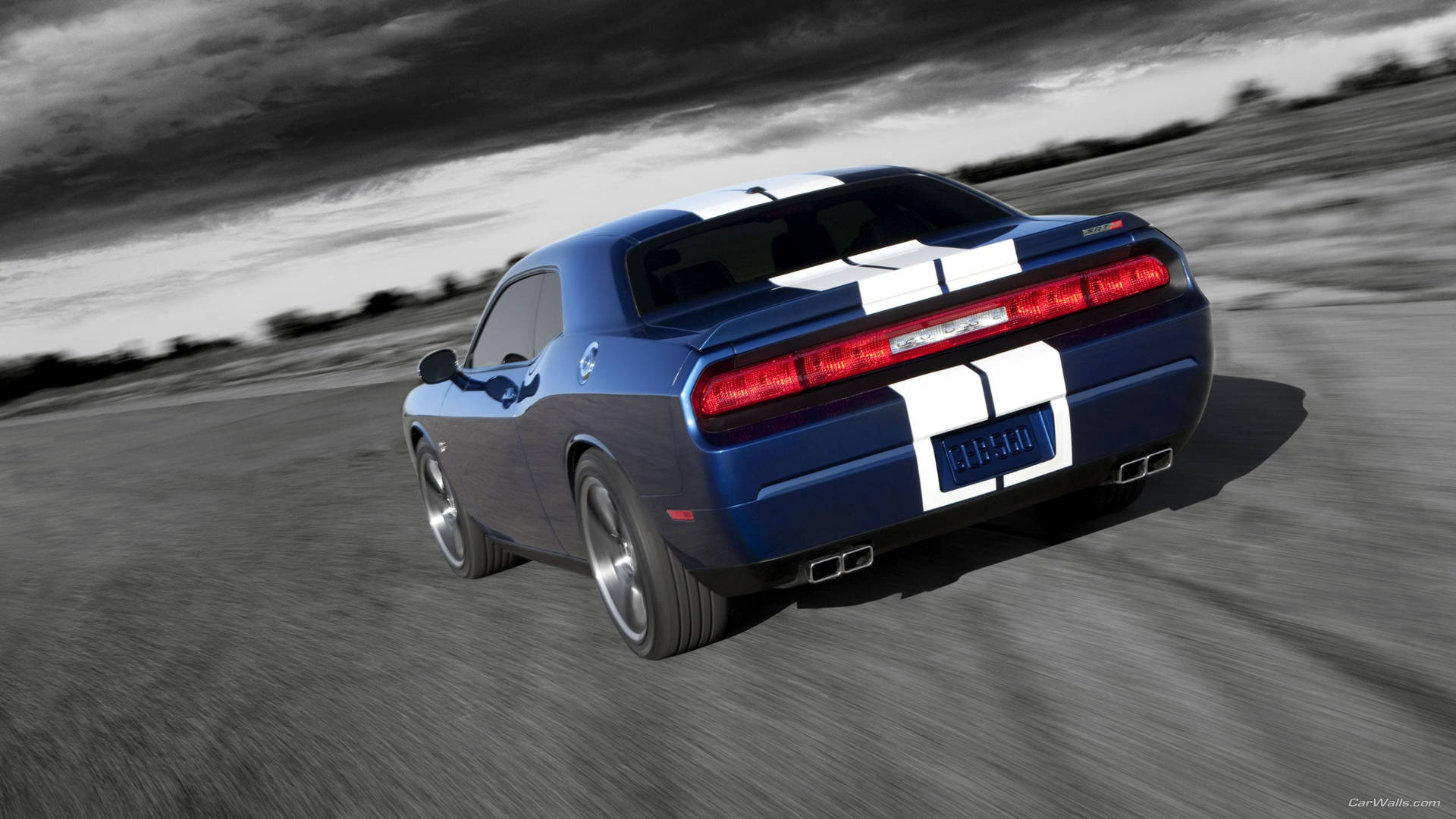 Un'immaginedi Sfondo Con Una Racing 2012 Blue Dodge Challenger Sfondo