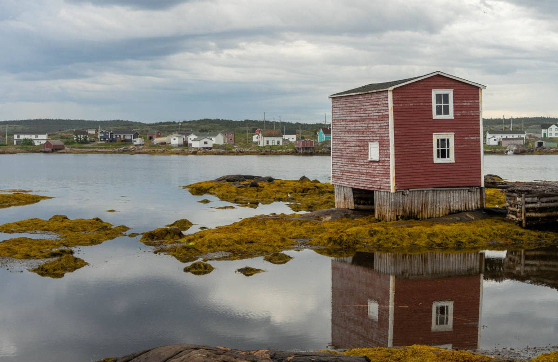 A Red House New Newfoundland's Lakes Wallpaper