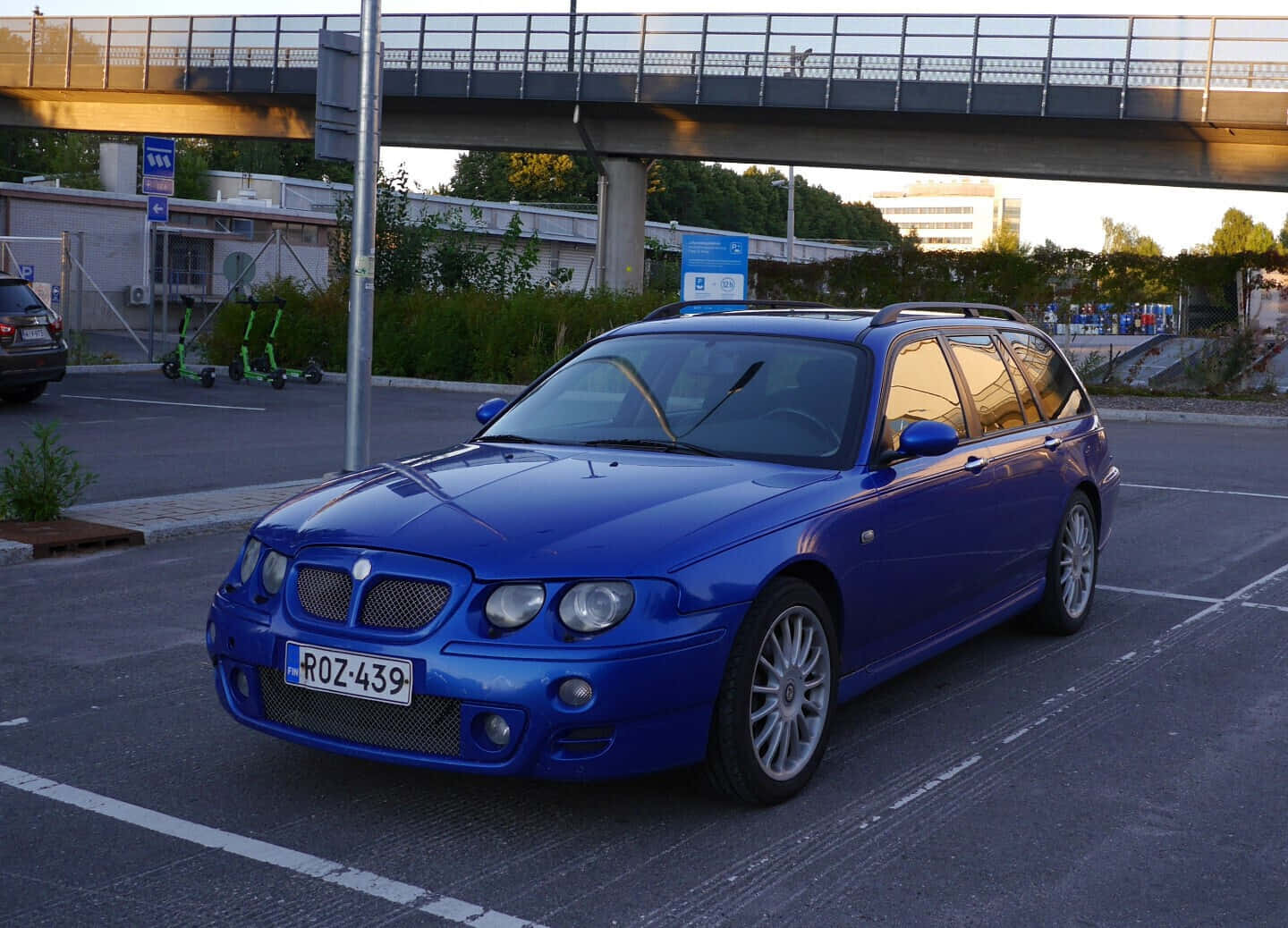 Sulkava Ja Tyylikäs Mg Zt Urheiluauto, Joka Esittelee Vaikuttavia Muotoilun Piirteitä Ja Huippunopeuden Suorituskykyä. Taustakuva