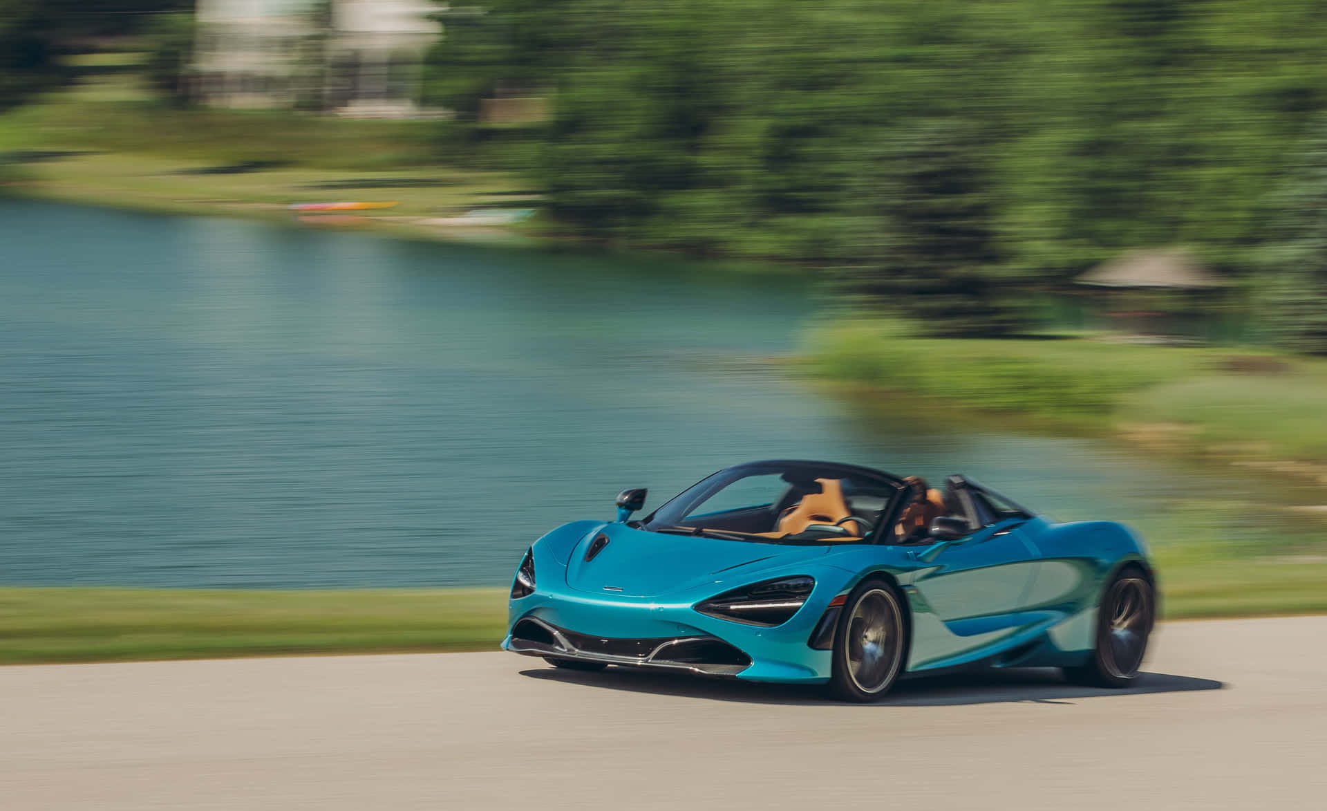 Een Verbluffende Zonsondergang Achtergrond Terwijl De Mclaren 720s Spider Zijn Elegante Ontwerp En Ongelooflijke Kracht Toont. Achtergrond