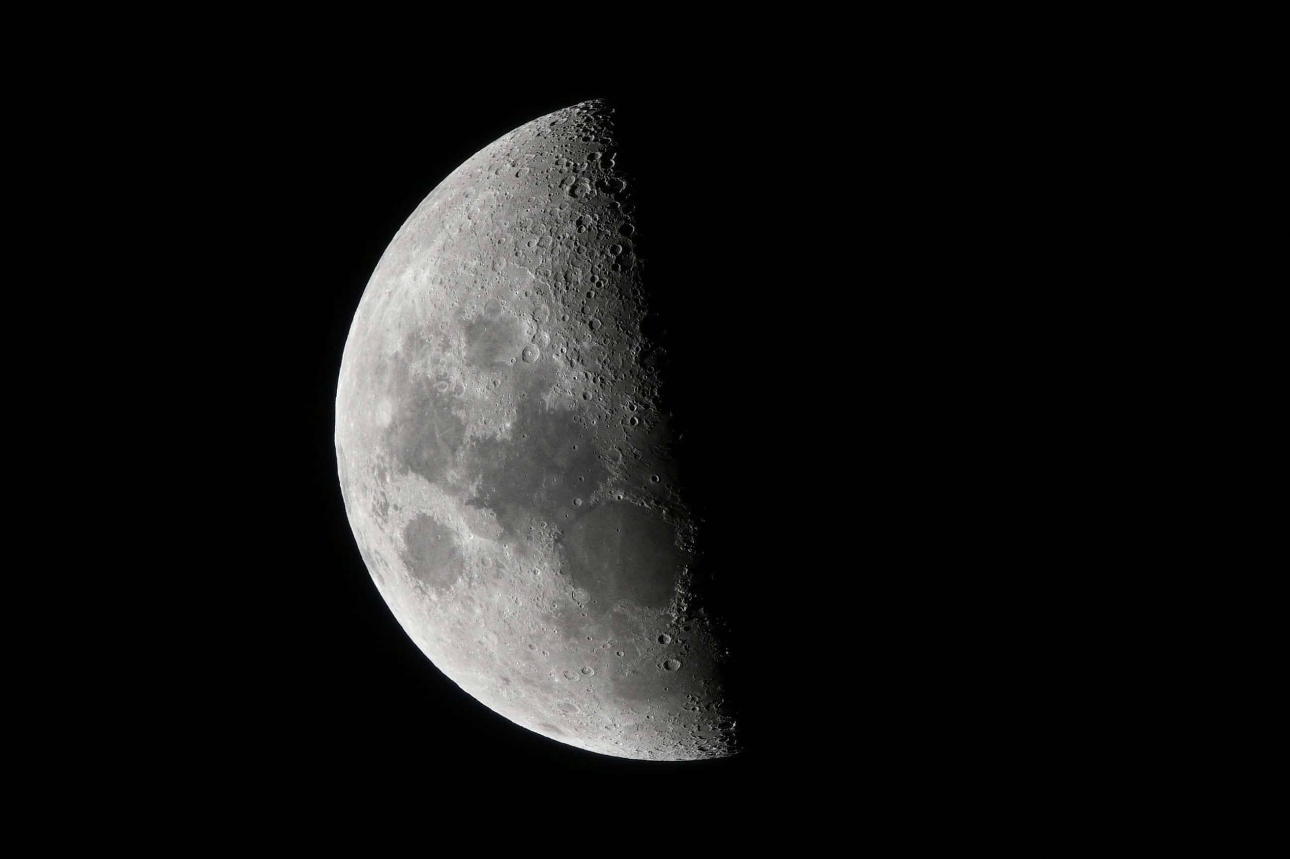 Une Vue Éblouissante Des Cratères Lunaires Fond d'écran