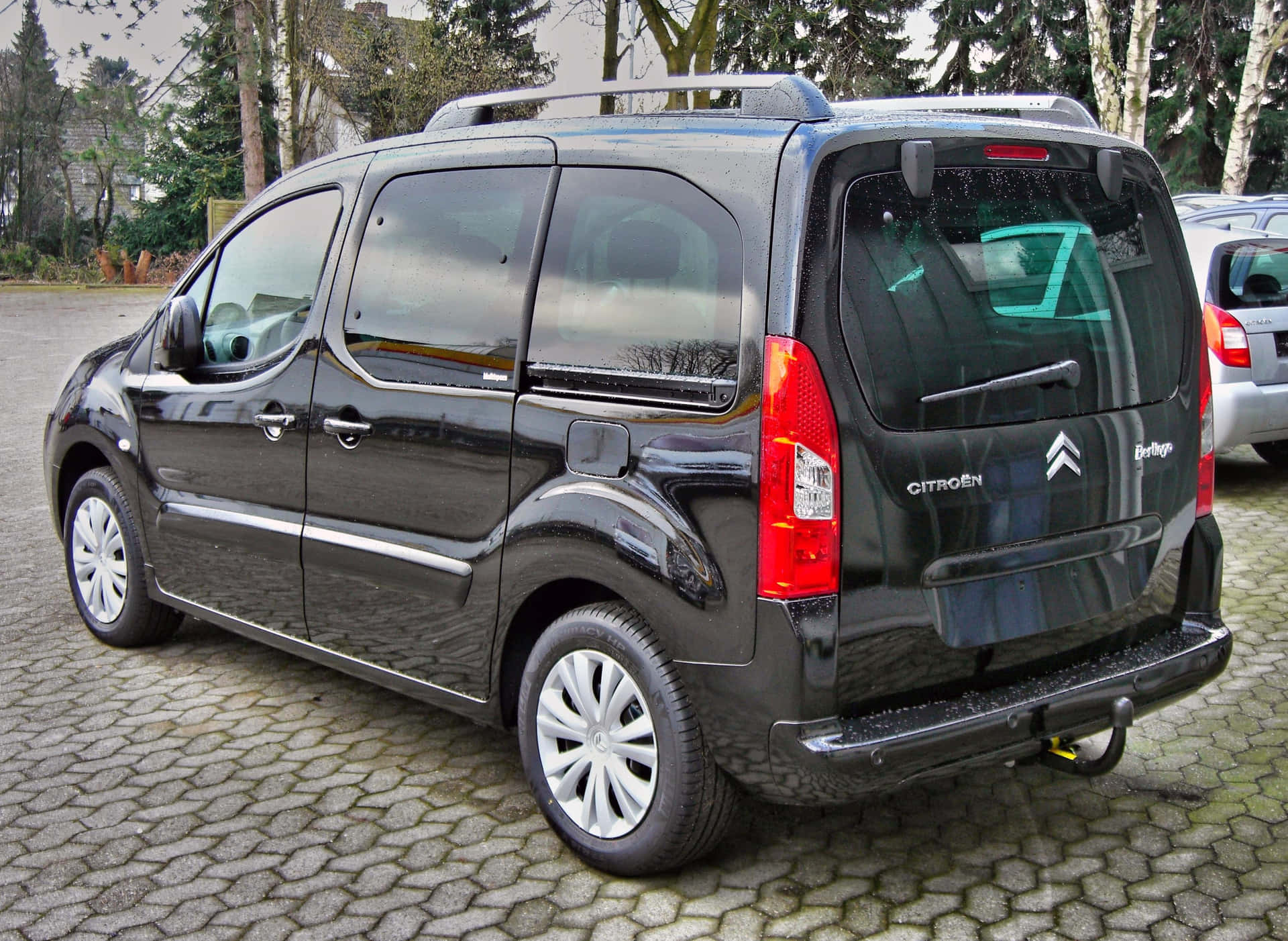 A Stylish And Robust Citroen Berlingo Parked Outdoors. Wallpaper