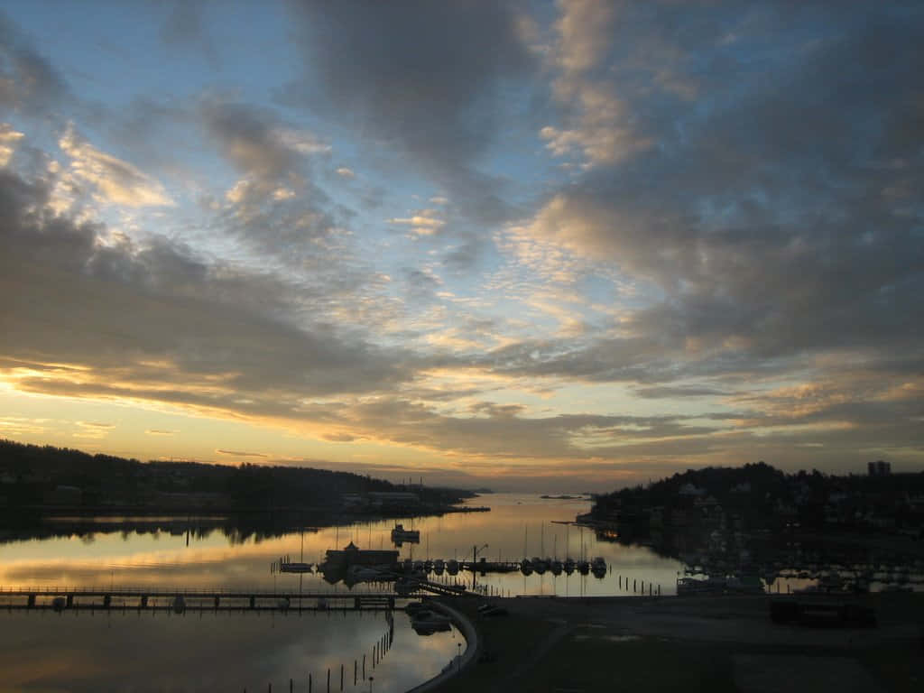 En Fredelig Solnedgang I Sandefjord, Norge Bakgrunnsbildet