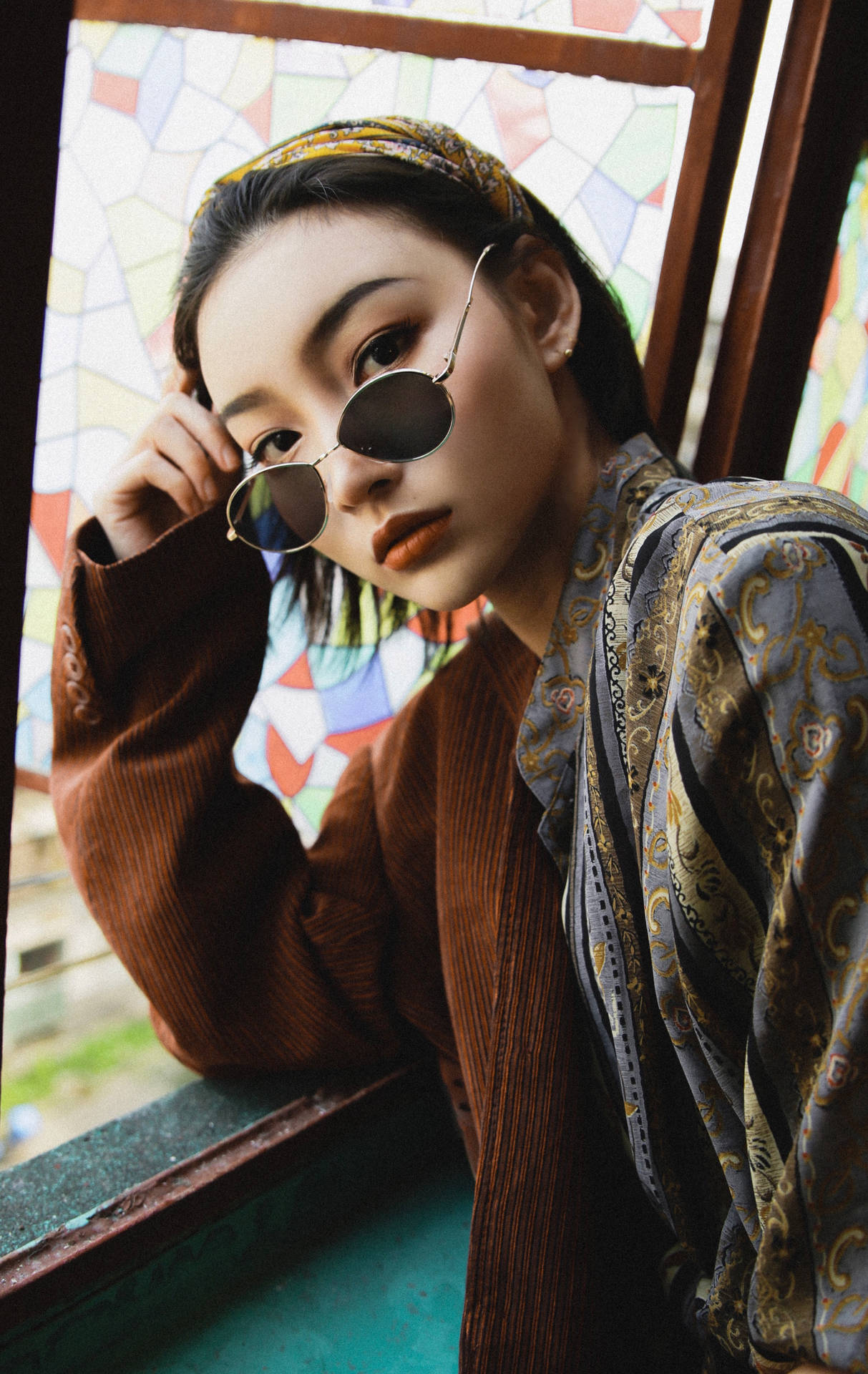En meget smuk pige med runde solbriller Wallpaper