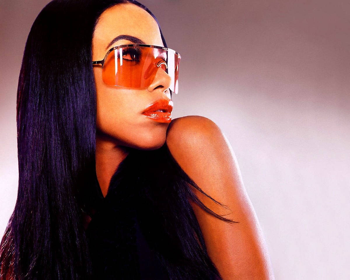 Aaliyah Smoked Glasses Wallpaper
