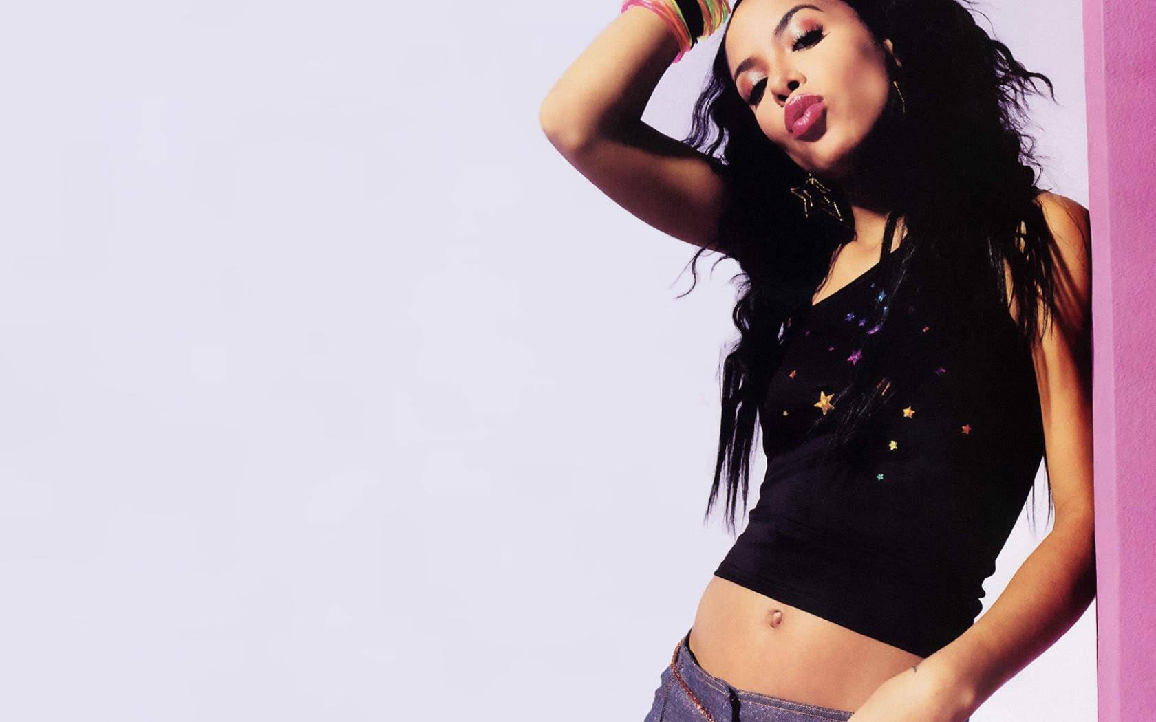 Lalegendaria Cantante Aaliyah Luciendo Súper Segura De Sí Misma. Fondo de pantalla
