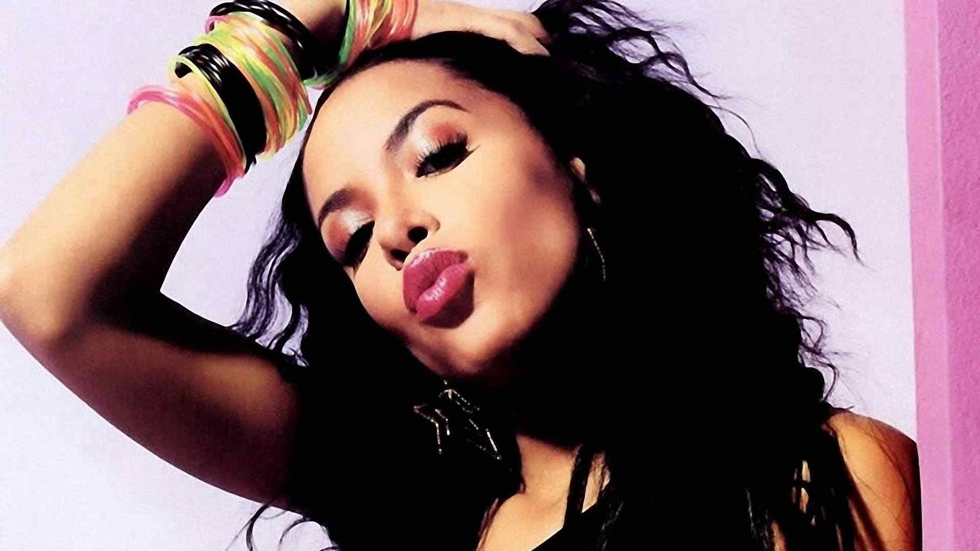 Aaliyah, en ung R&B-ikon, ser stilfuld og cool ud på dette tapet. Wallpaper