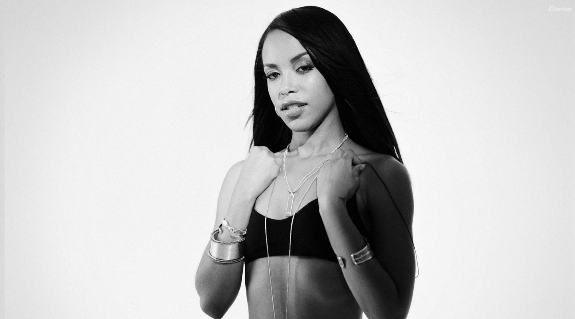R&B ikon Aaliyah præger dette klassiske tapet. Wallpaper