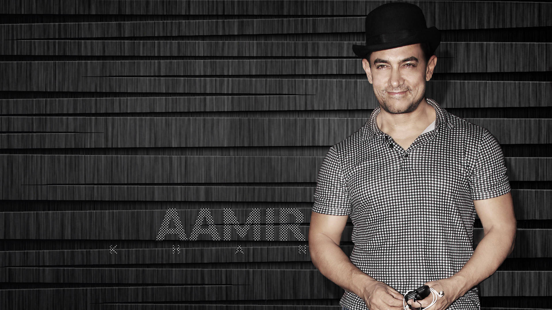 Skärmbakgrundmed Aamir Khan I Svartvitt Polotröja. Wallpaper
