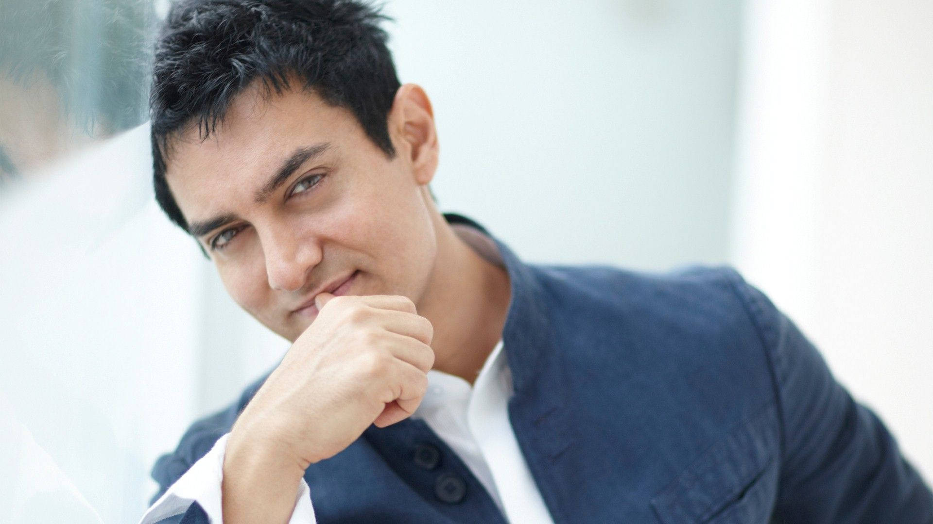 Aamir Khan Fængslende Udseende Wallpaper