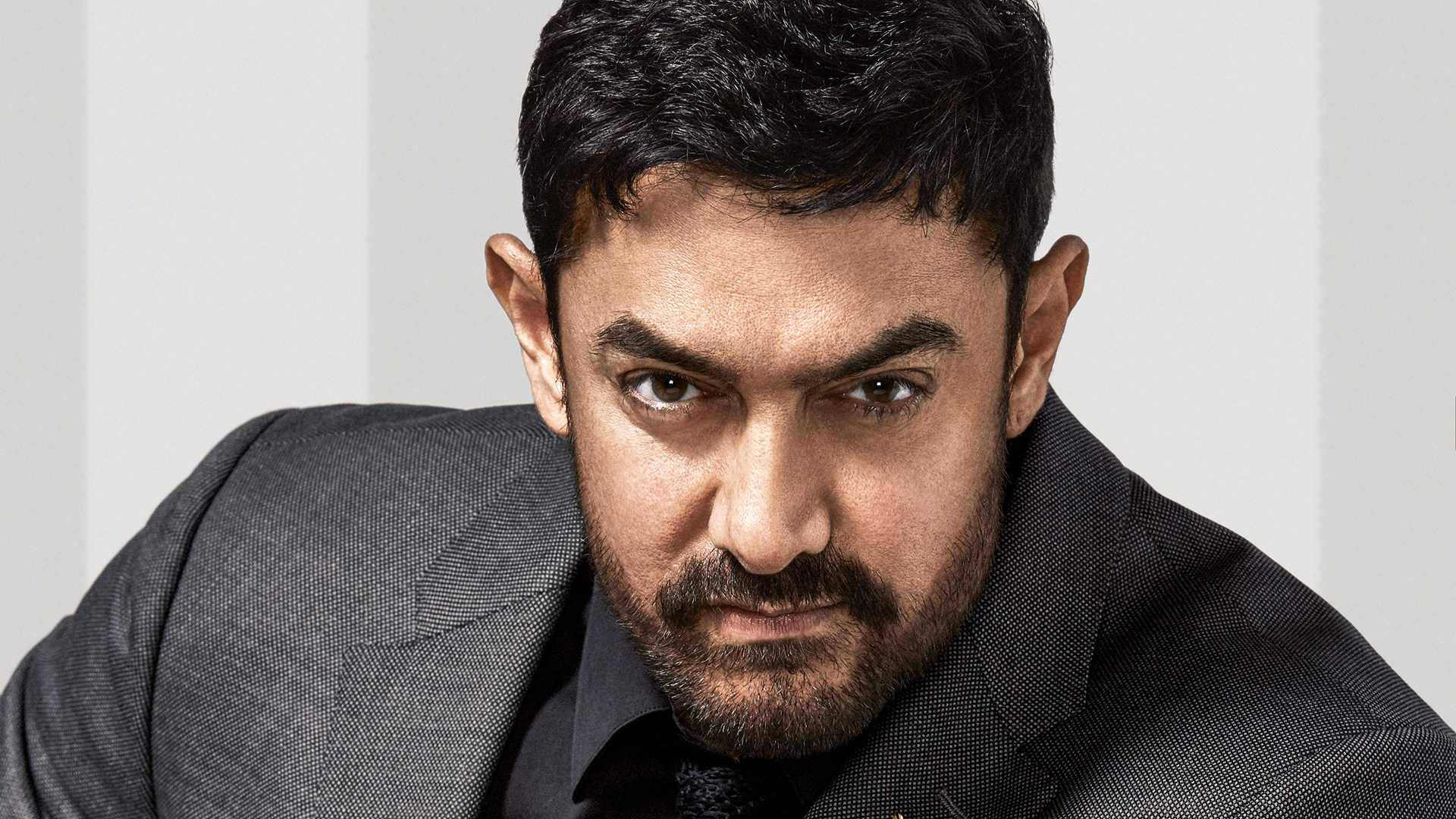 Aamirkhan Dunkelgrauer Anzug Wallpaper
