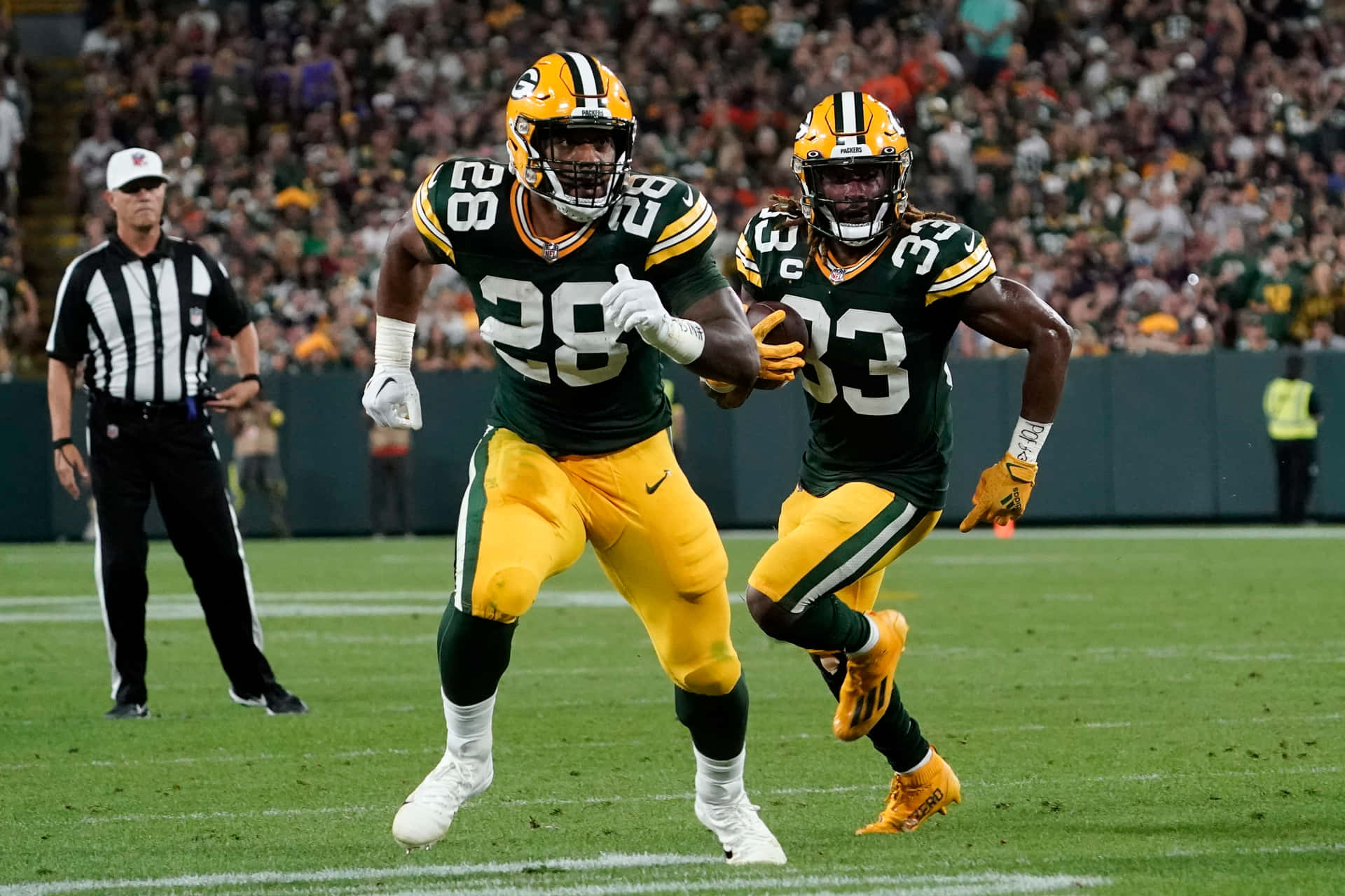 Aaron Jones playing in a Green Bay Packers game Wallpaper