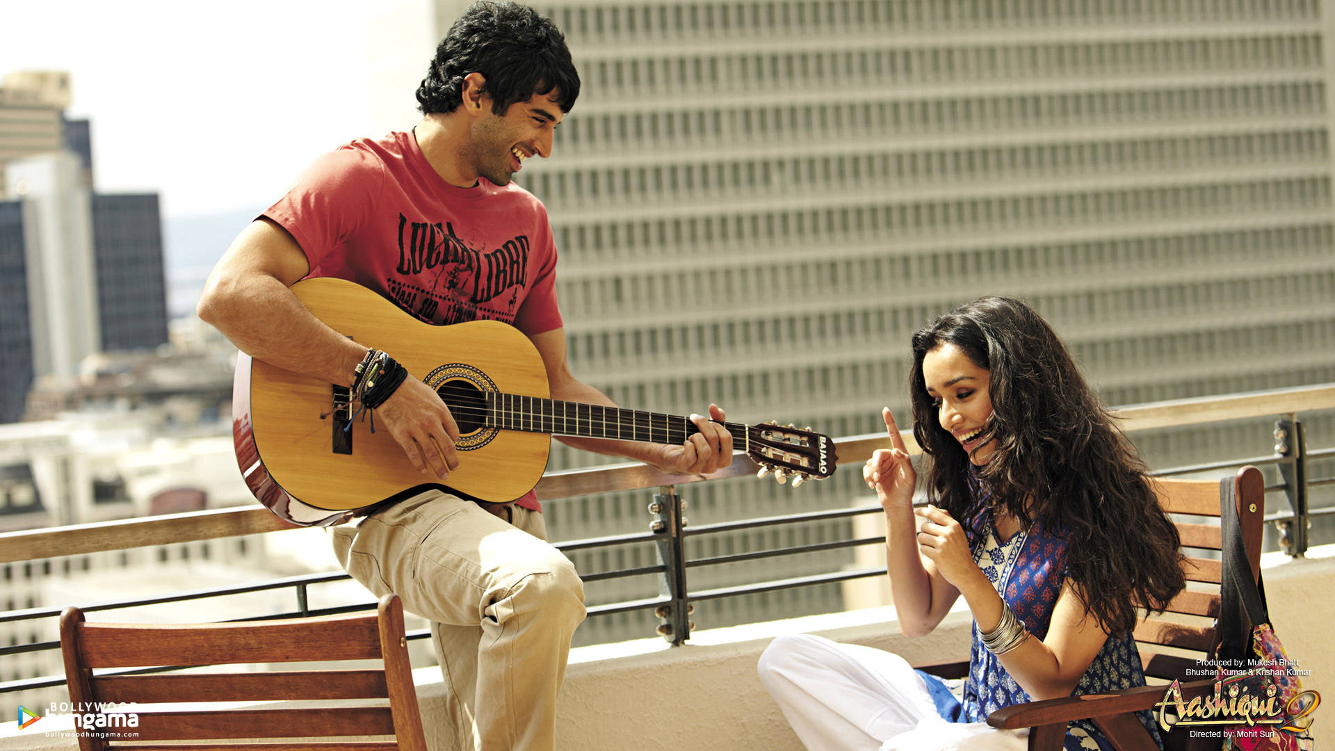 Aashiqui2 Rahul Spielt Gitarre Mit Arohi. Wallpaper