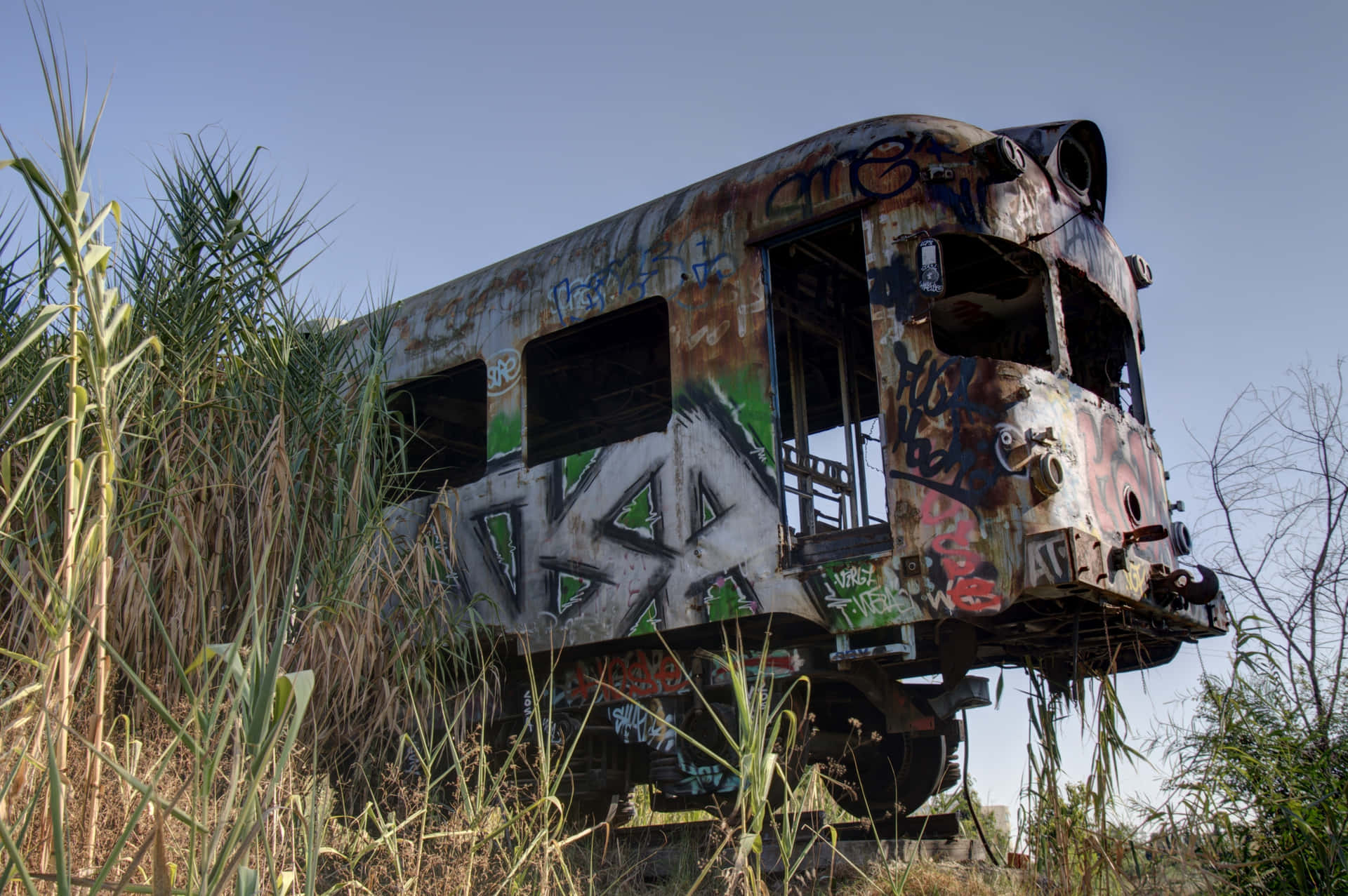 Wagon De Train Abandonné Avec Graffiti Fond d'écran