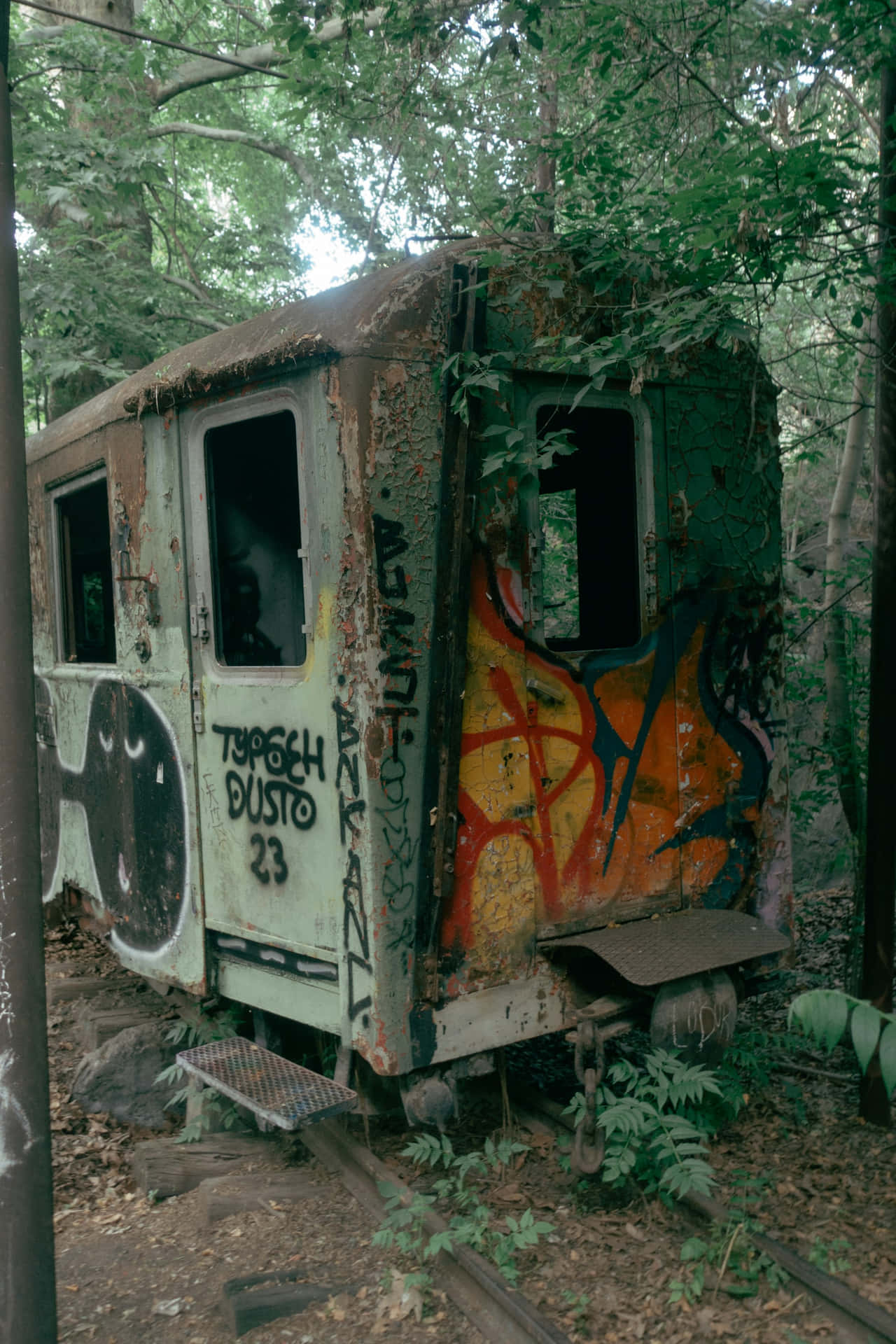 Wagon De Train Abandonné Avec Graffiti Fond d'écran