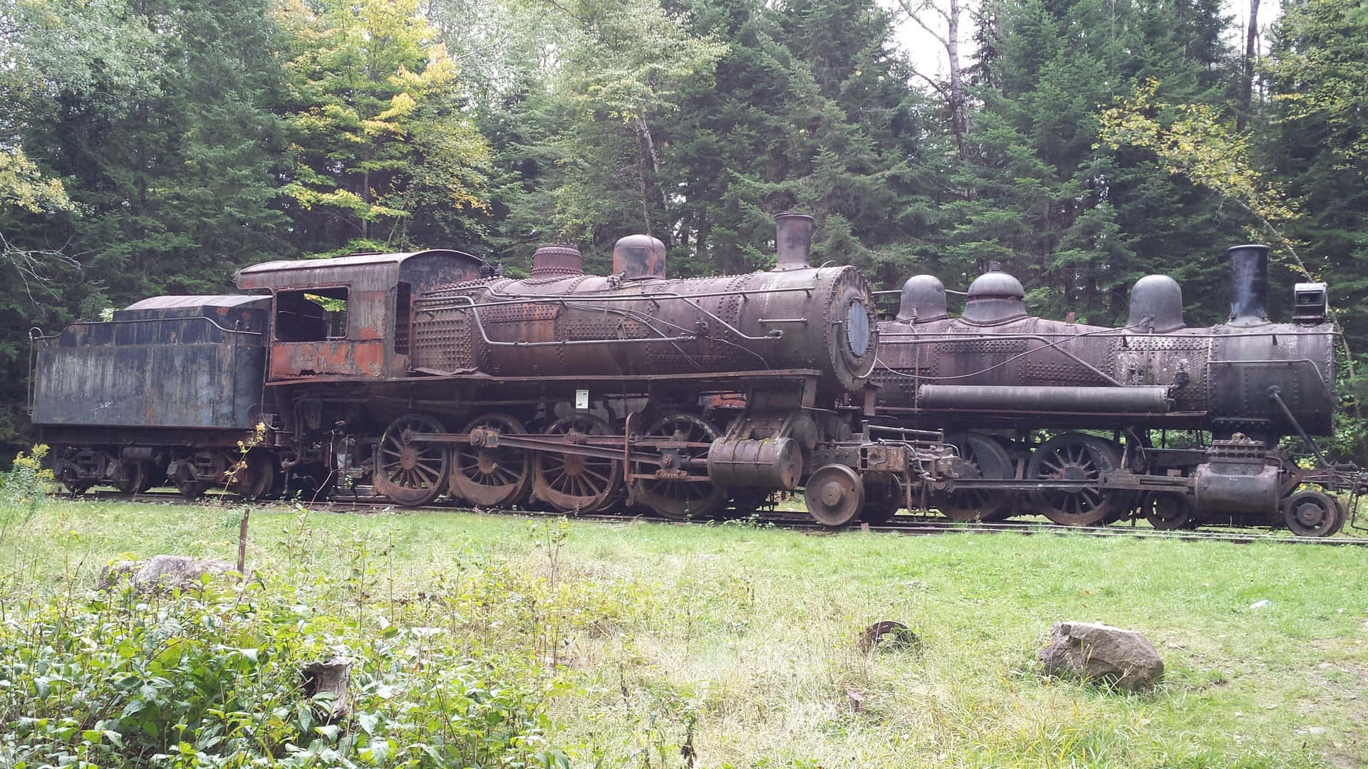 Ancienne Locomotive À Vapeur Abandonnée Dans Les Bois Fond d'écran