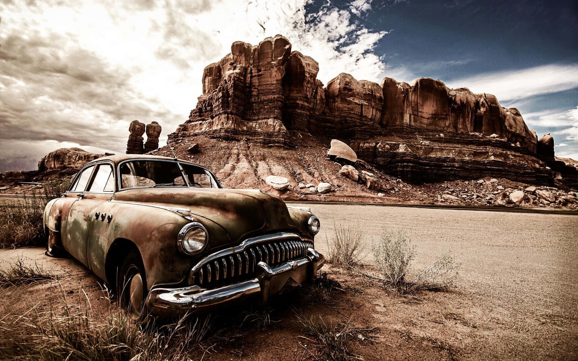 Ødelagt Rustet Vintage Bil på markedet Wallpaper