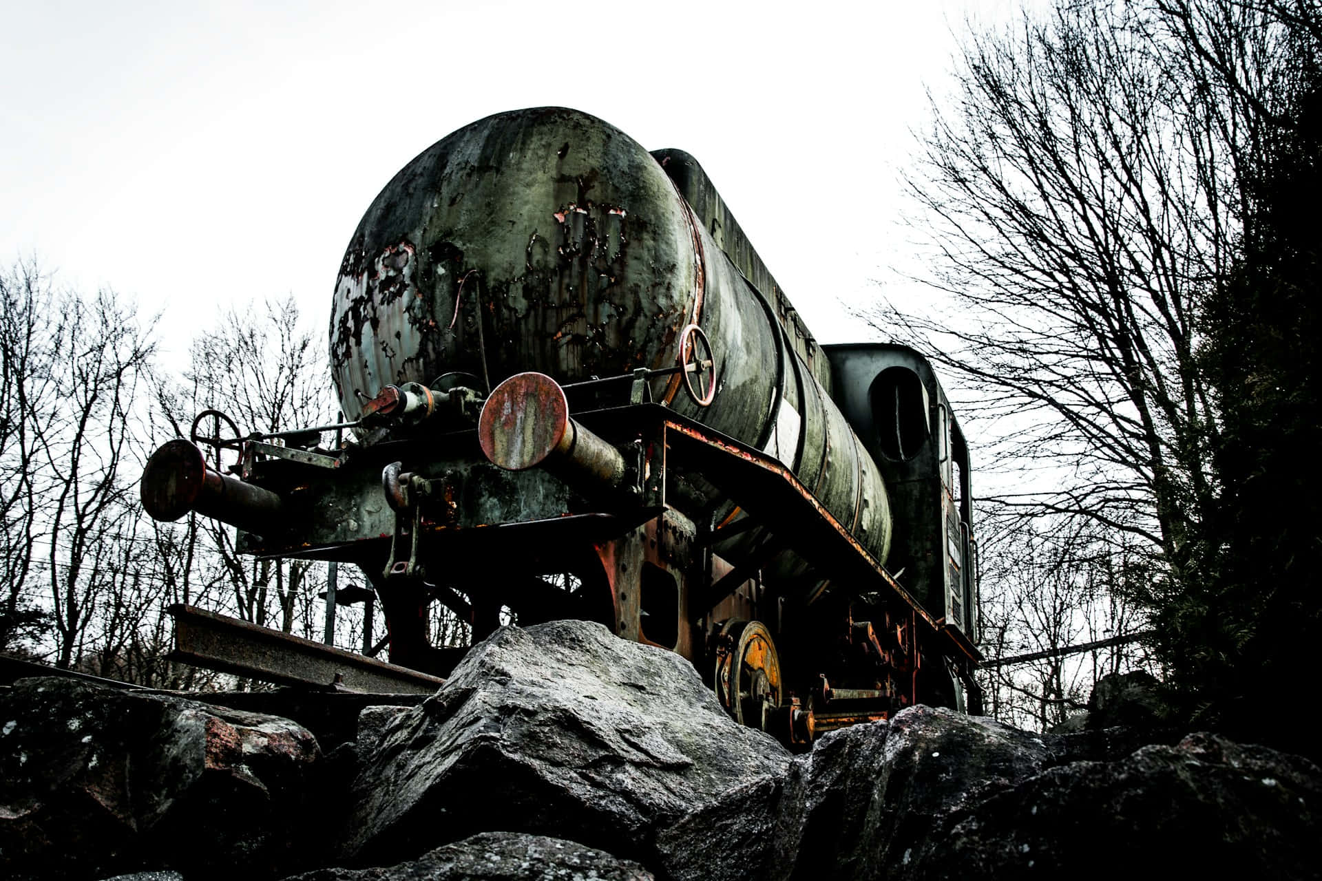 Train Abandonné Parmi Les Rochers Fond d'écran