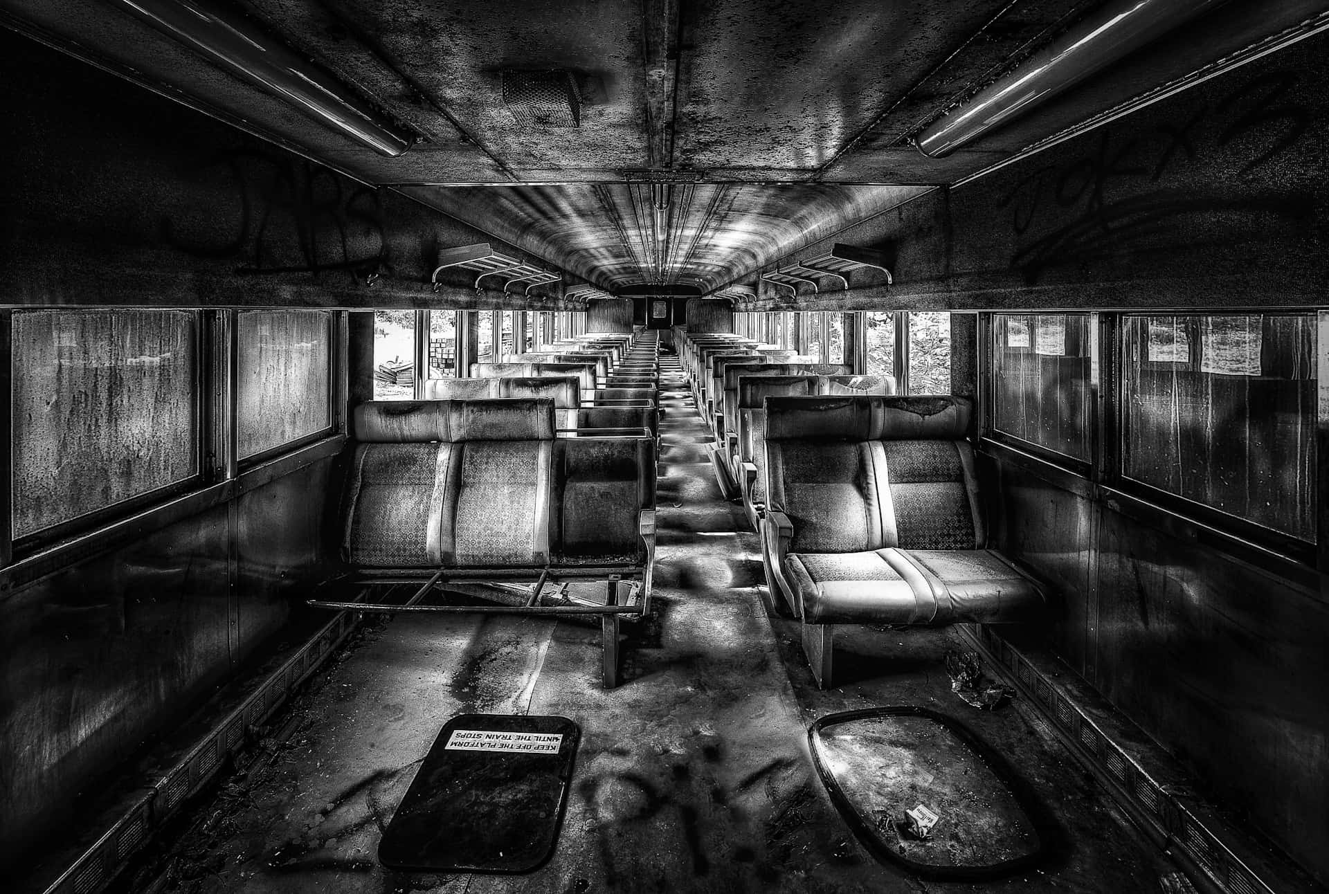 Intérieur D'un Wagon De Train Abandonné En Noir Et Blanc Fond d'écran