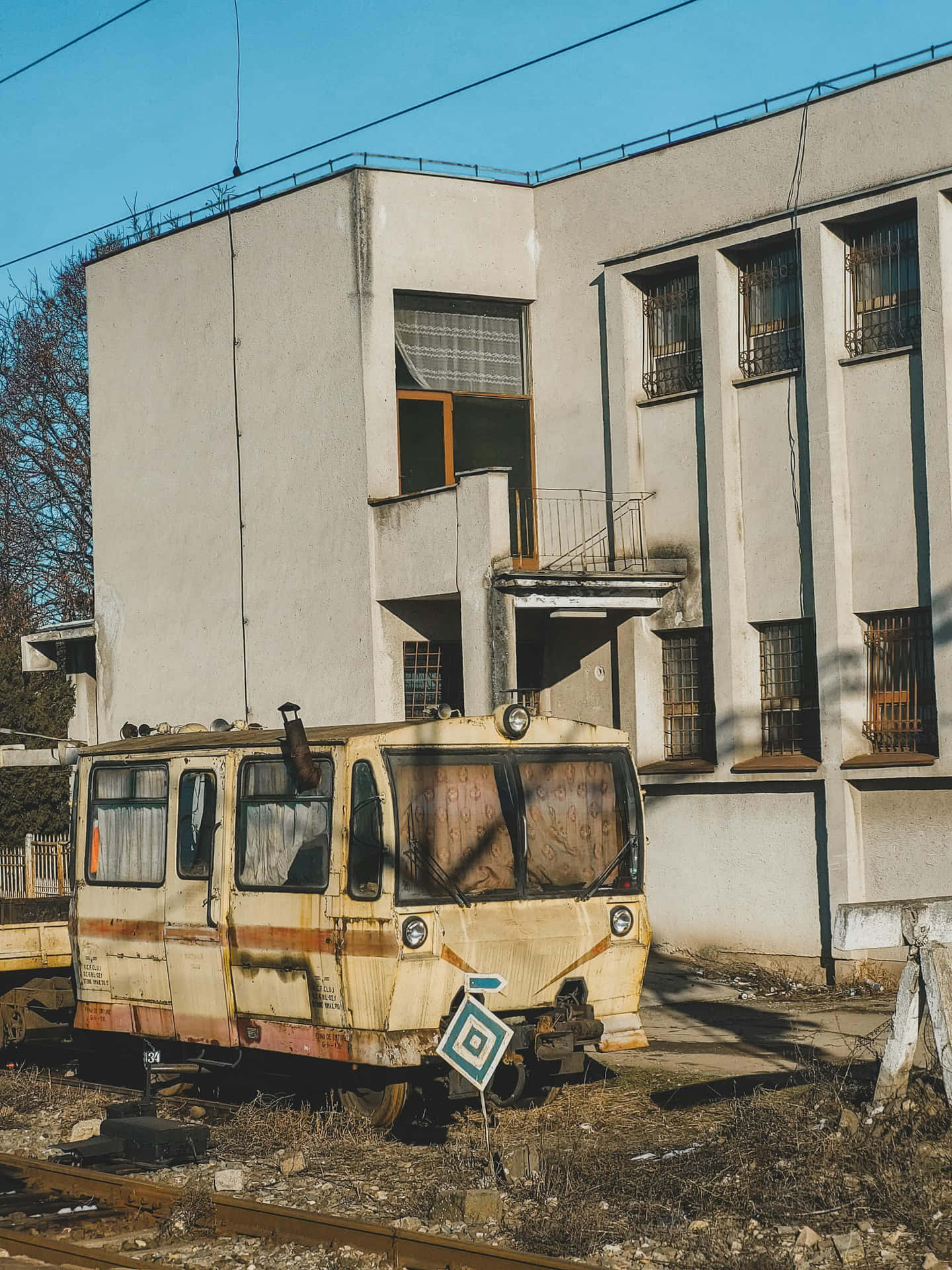 Wagon De Train Abandonné Près D'un Bâtiment Fond d'écran