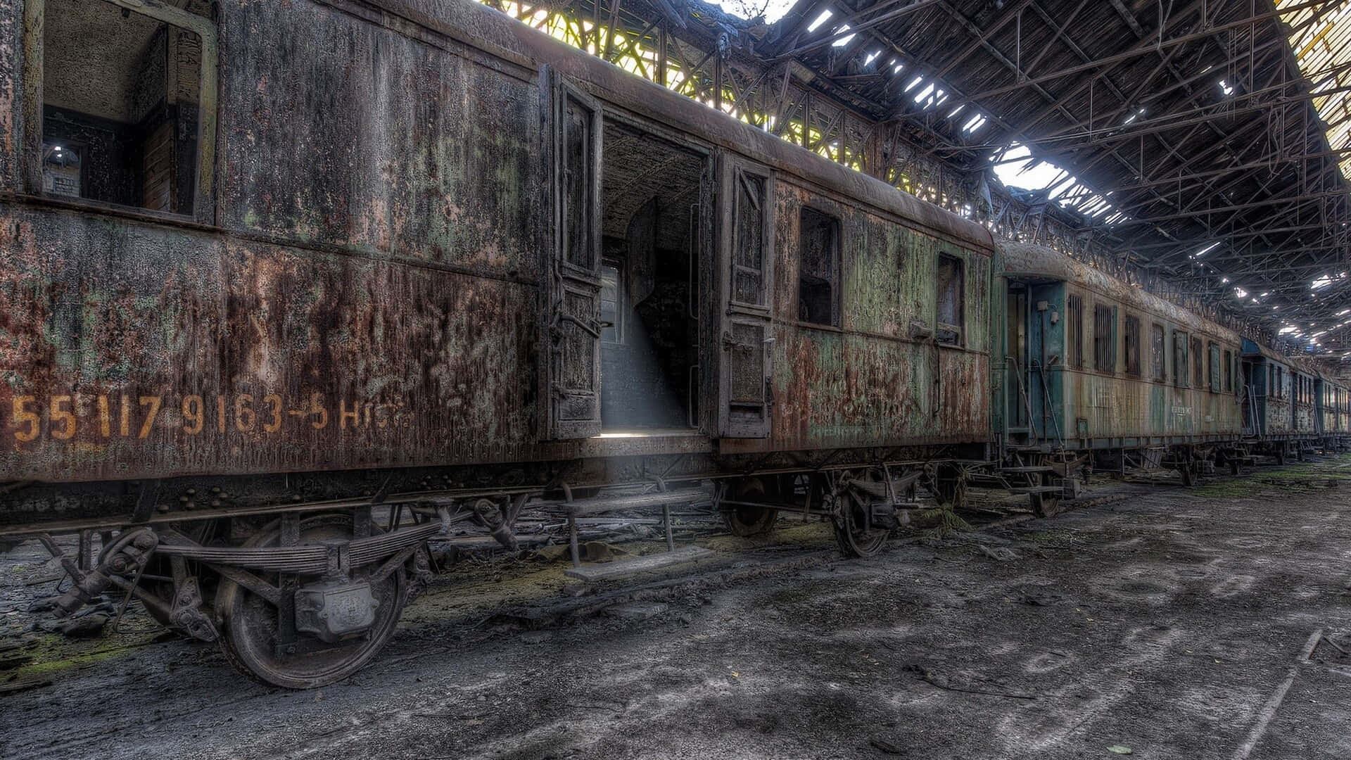 Wagons De Train Abandonnés Dans Un Entrepôt Fond d'écran