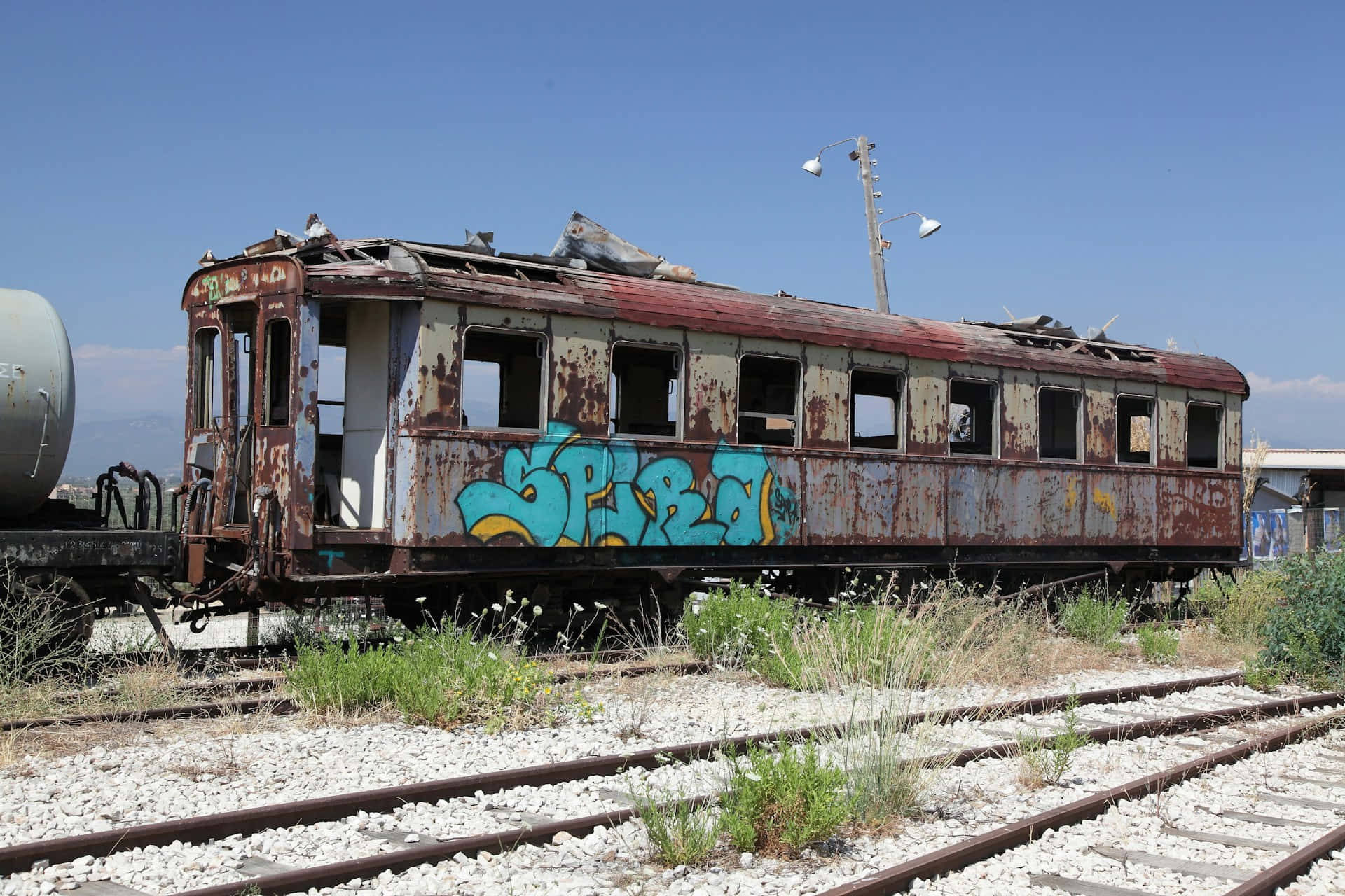 Wagon De Train Abandonné Avec Graffiti Fond d'écran