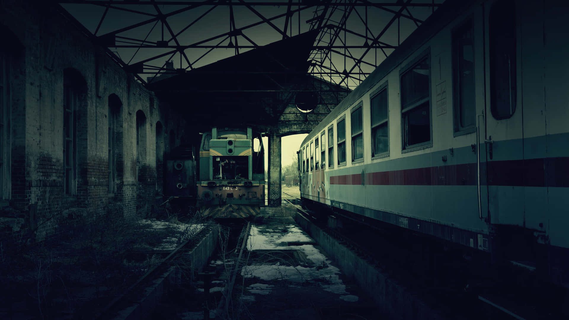 Gare De Train Abandonnée Au Crépuscule Fond d'écran