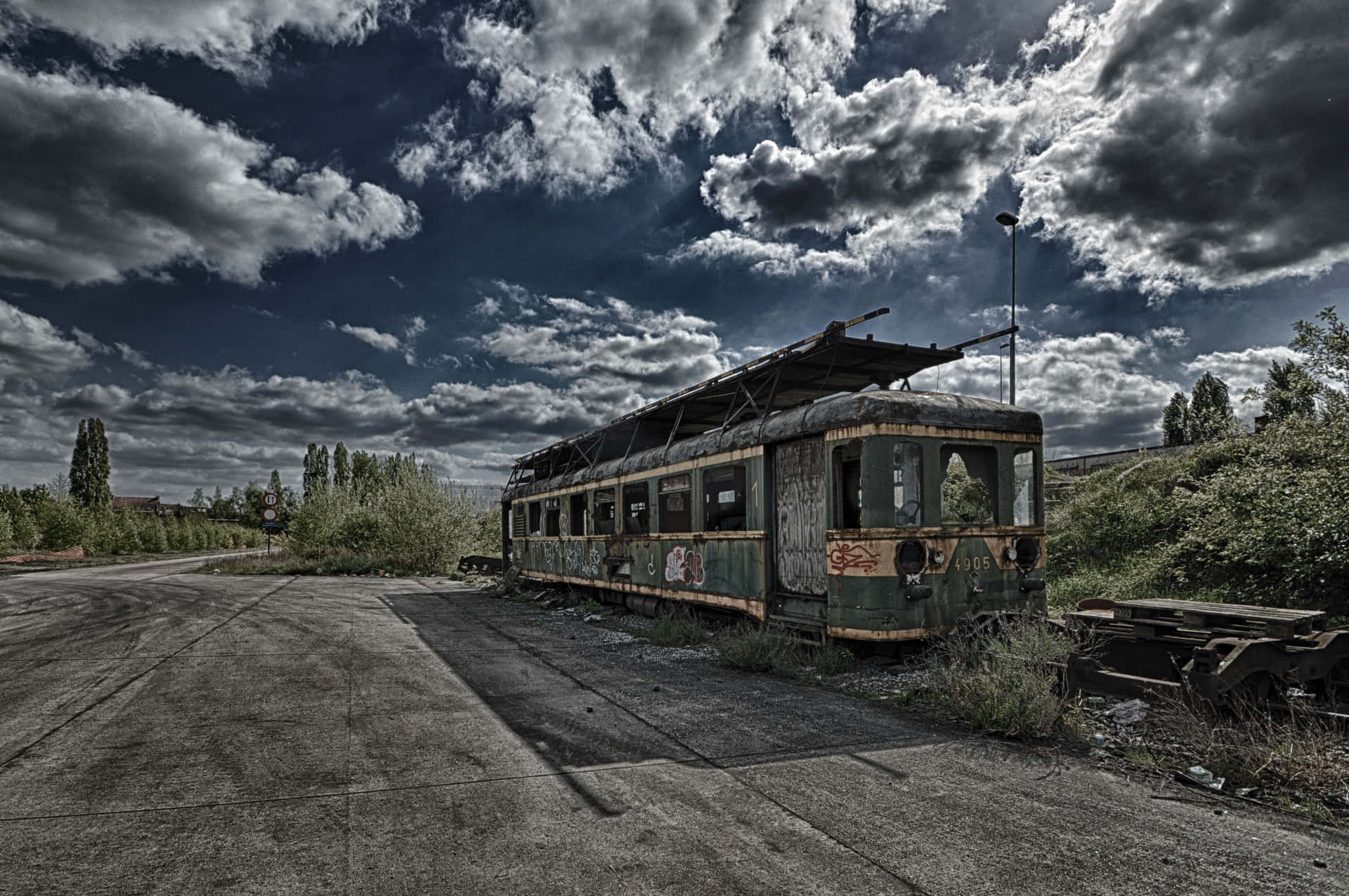 Train Abandonné Sous Un Ciel Nuageux Fond d'écran