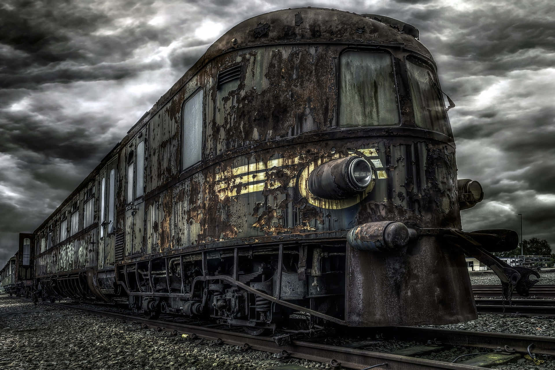 Train Abandonné Sous Un Ciel Orageux Fond d'écran