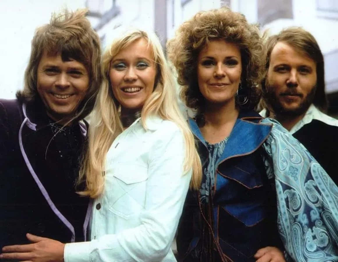 Abba,die Schwedische Popgruppe, Tritt Auf Der Bühne Auf.