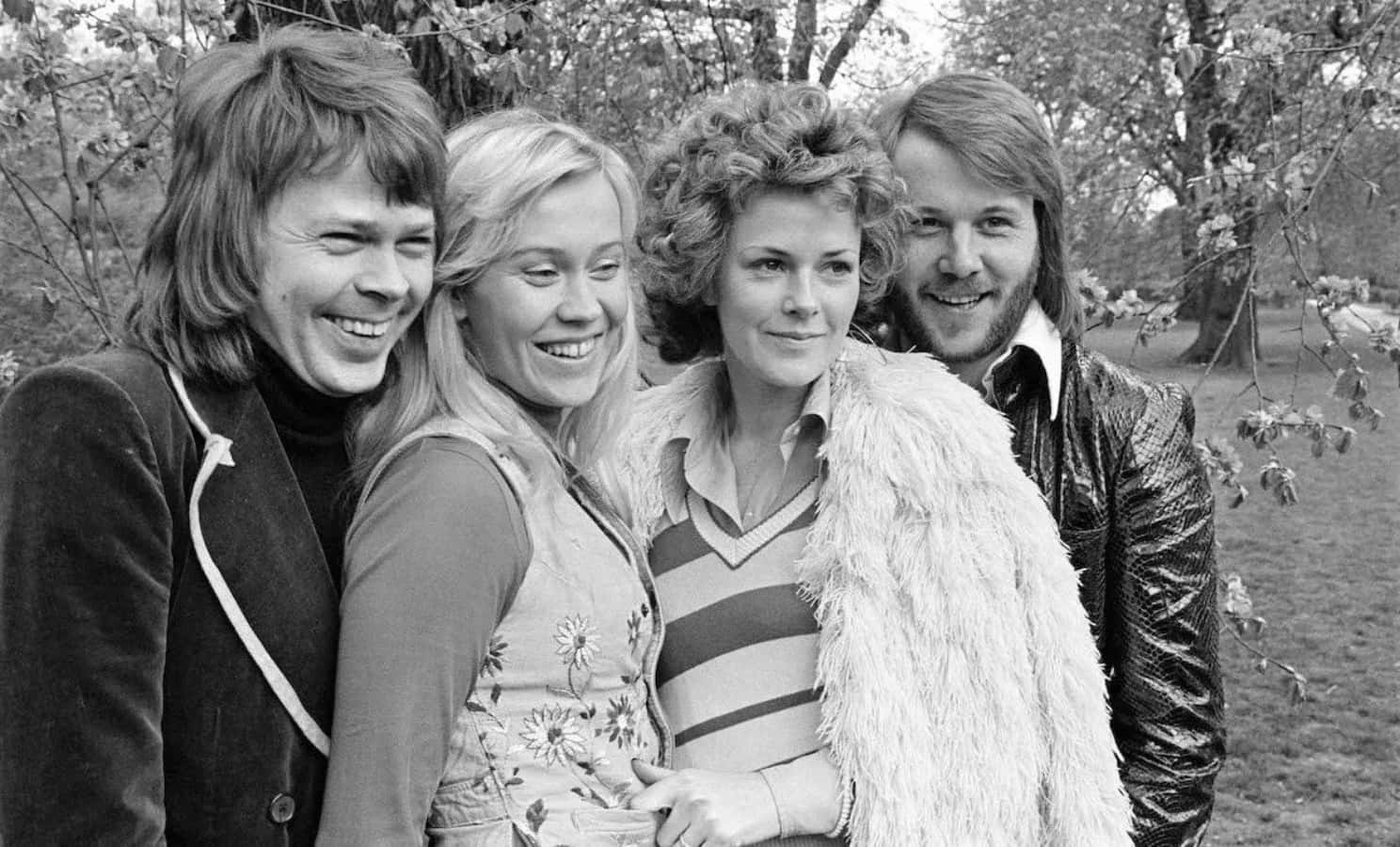 Four members of ABBA come together in one picture
