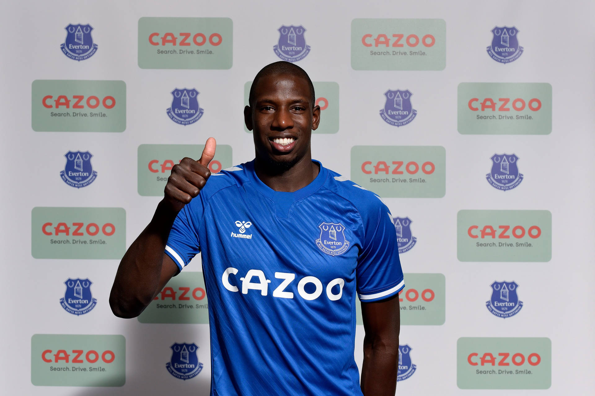 Abdoulaye Doucouré Thumbs Up Tapet: Abdoulaye Doucouré Thumbs Up Tapet Wallpaper