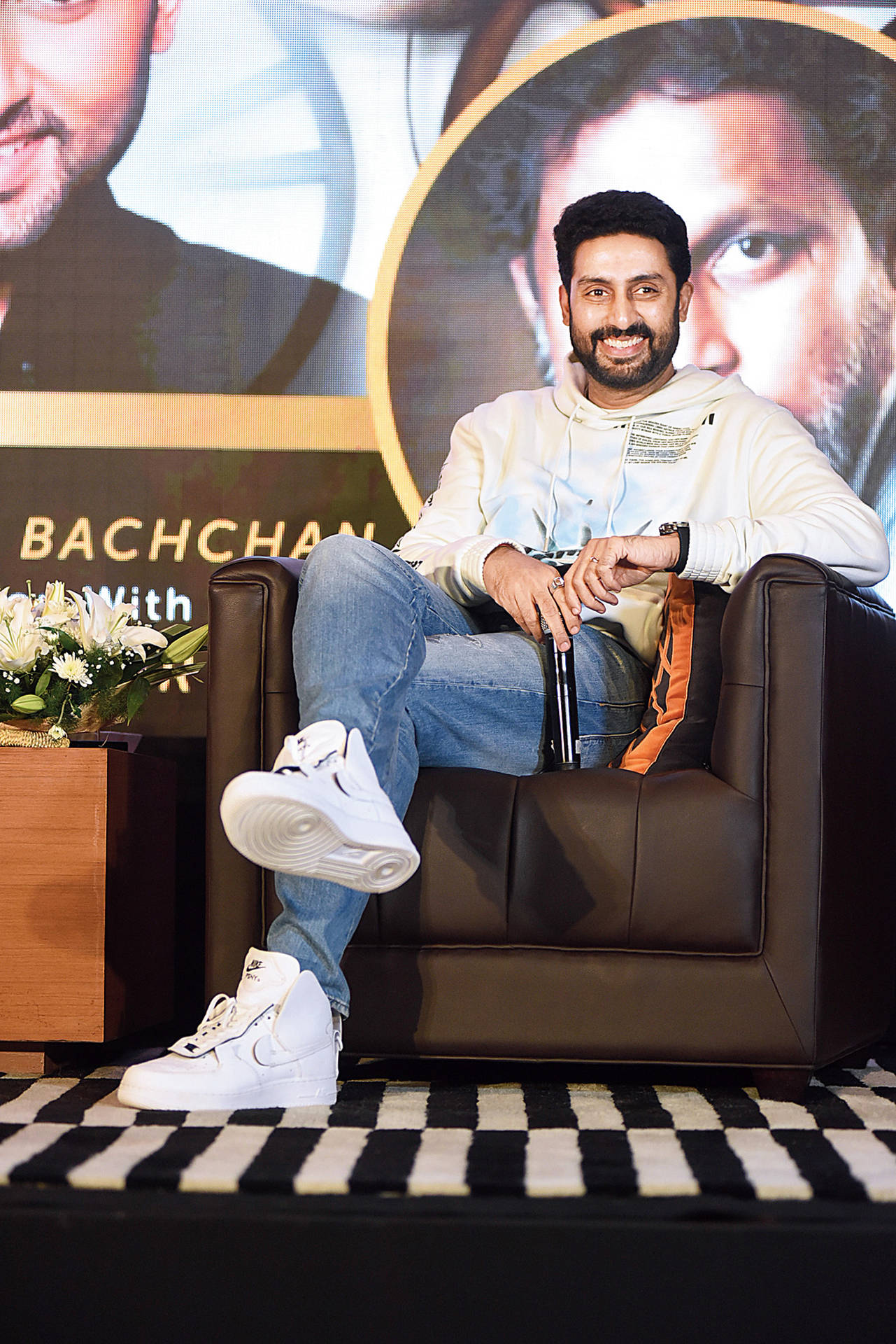 Abhishek Bachchan siddende på stol Wallpaper