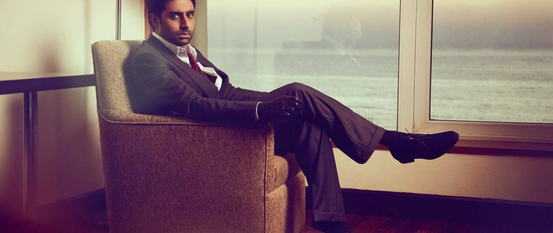 Abhishek Bachchan sidder på sofaen Wallpaper