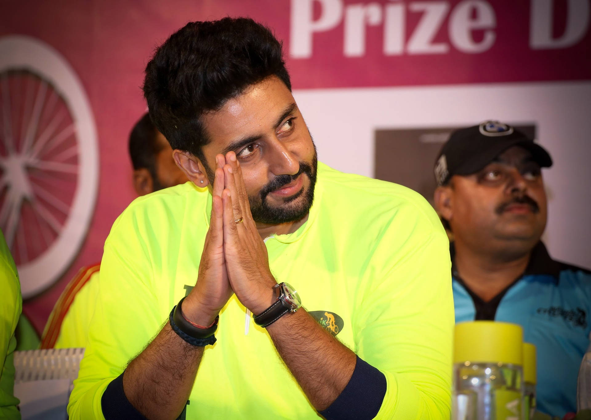 Abhishek Bachchan iført neongrøn skjorte Wallpaper
