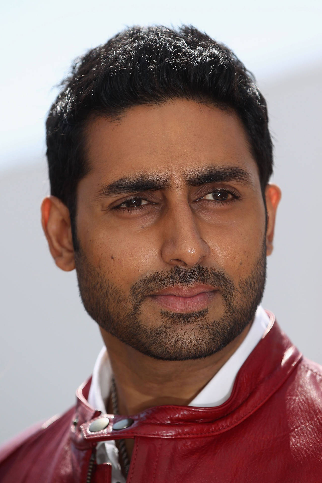Abhishek Bachchan iført rød jakke Wallpaper