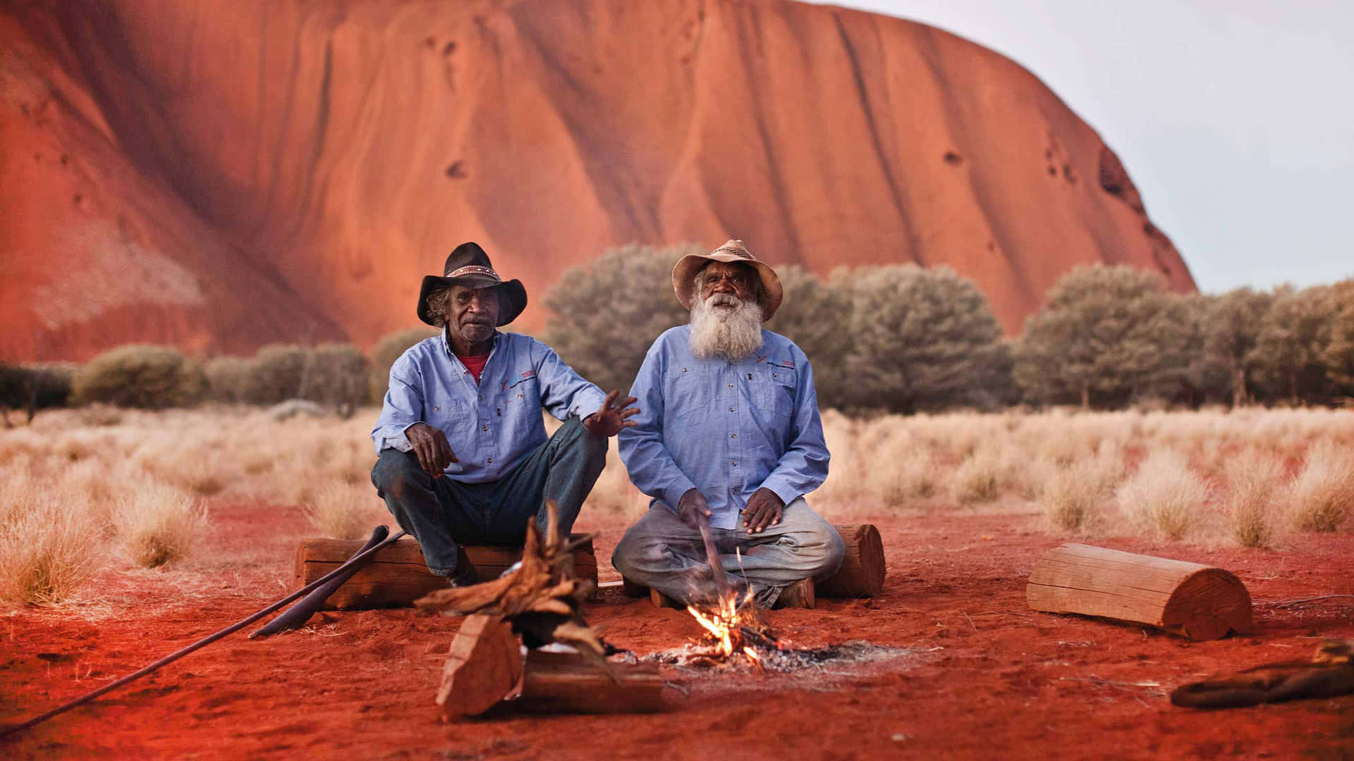 Unniño Aborigen Contempla Un Hermoso Horizonte