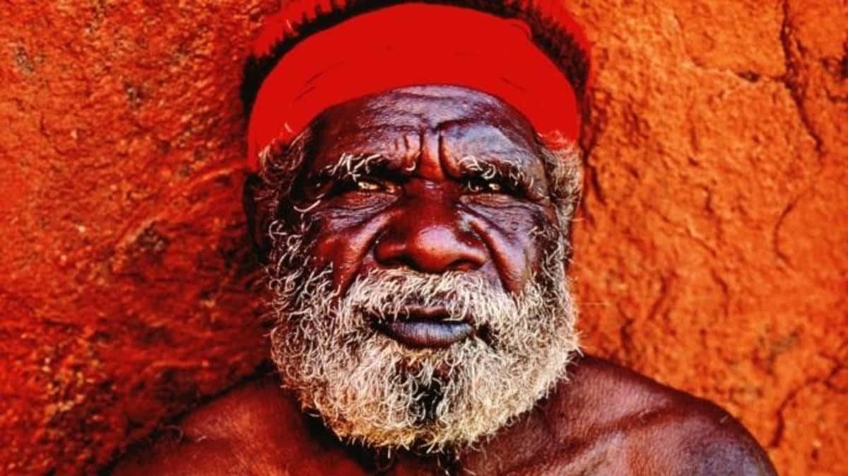 Unhombre Aborigen Tradicional Mostrando Sus Instrumentos Fabricados.