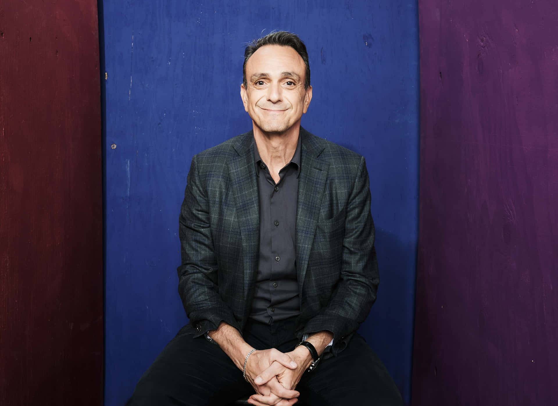 Bekroonde Acteur Hank Azaria In Blauwe Pak Achtergrond