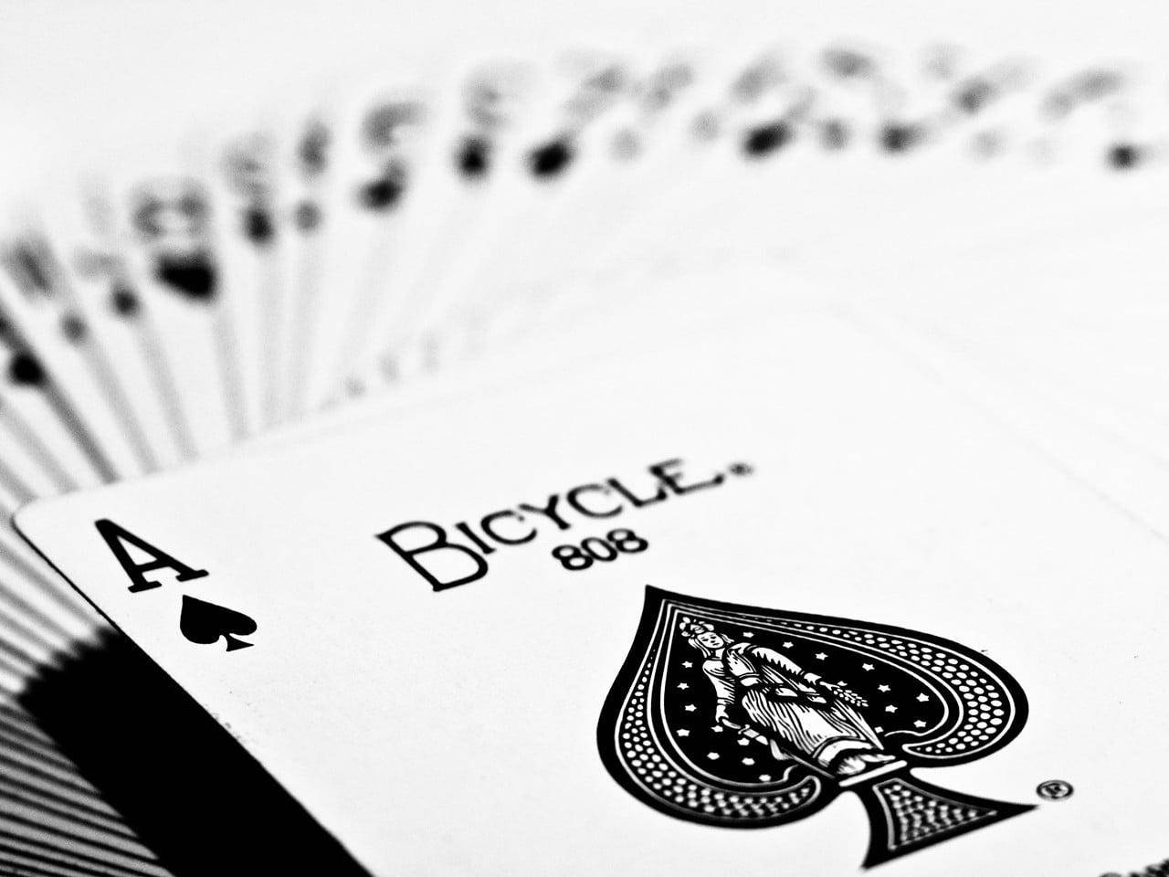 Unafoto En Blanco Y Negro De Cartas De Juego Fondo de pantalla
