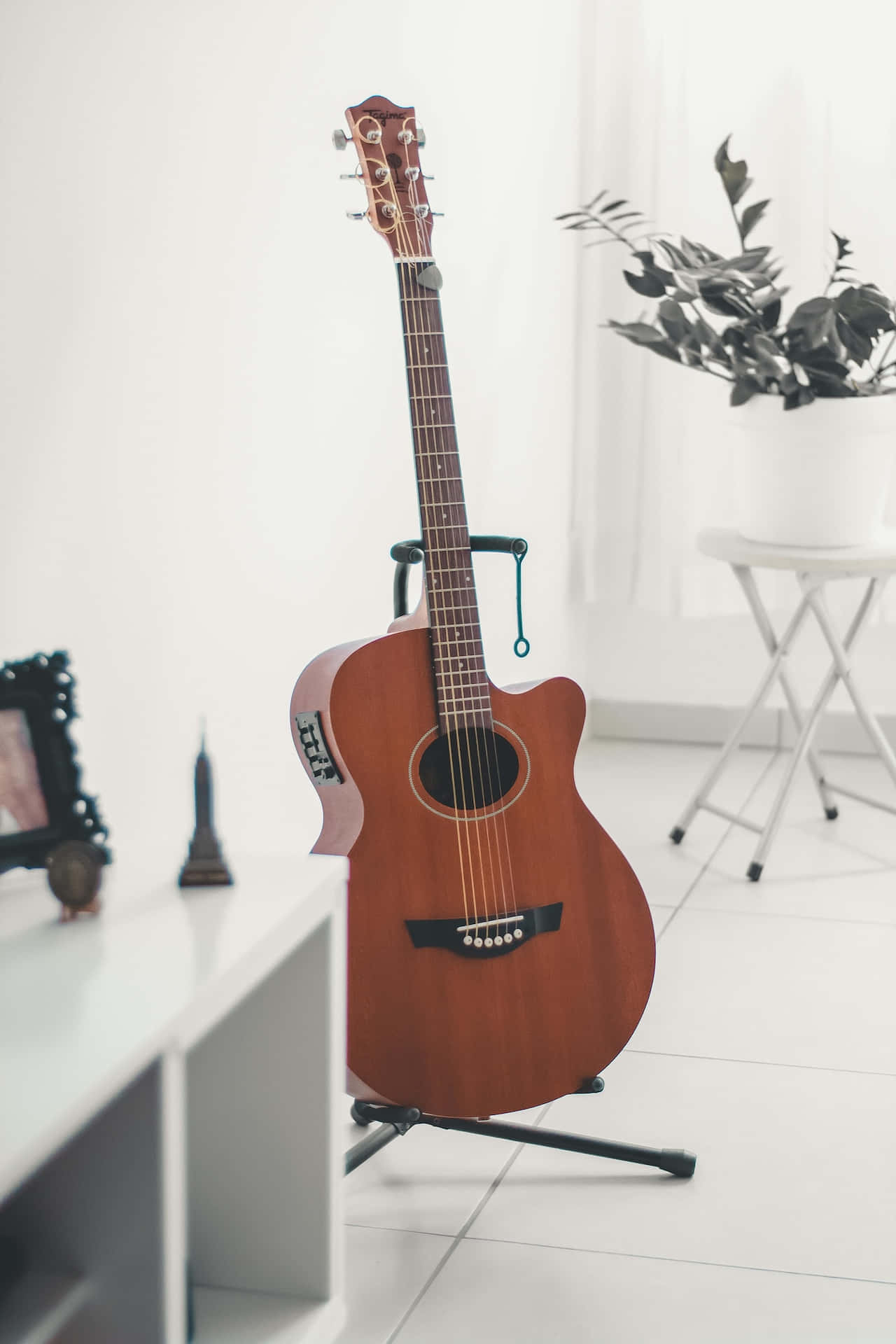 Acoustic Guitarin Modern Interior Wallpaper