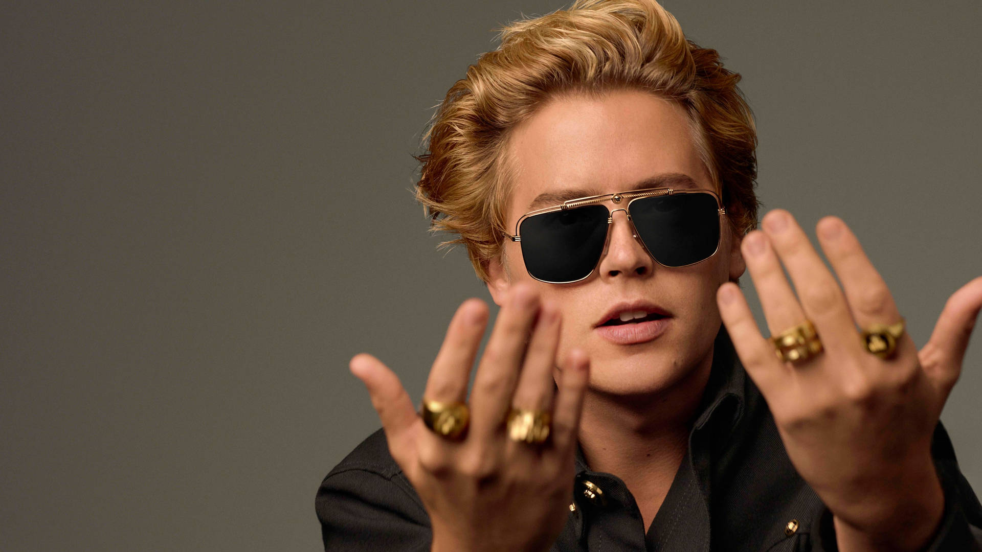 Aktør Cole Sprouse Versace briller tapet Wallpaper