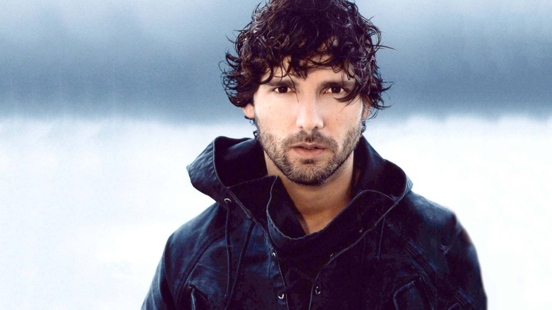 Actor Eric Bana With Curly Hair Wallpaper