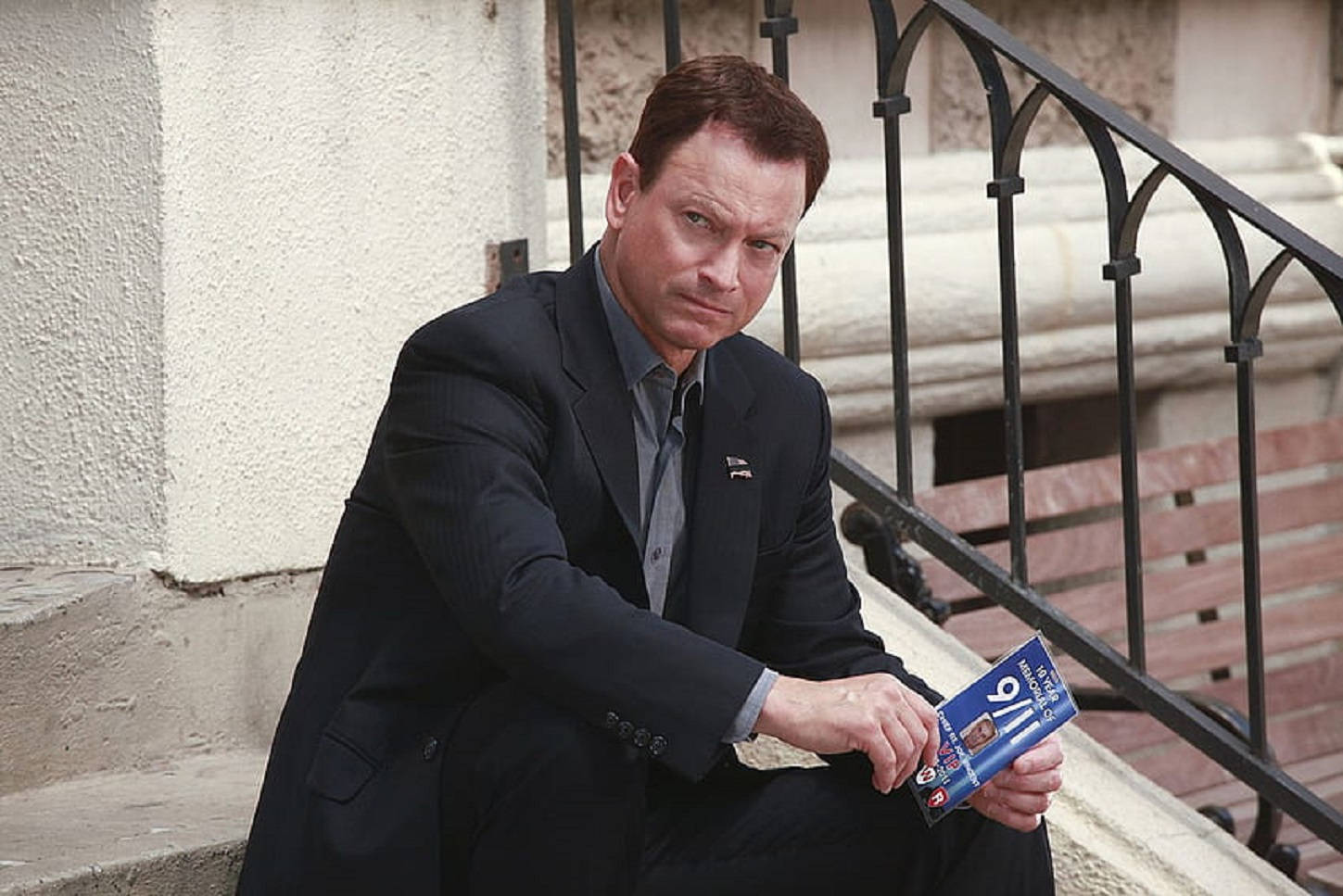 Actor Gary Sinise Holding A Book Wallpaper