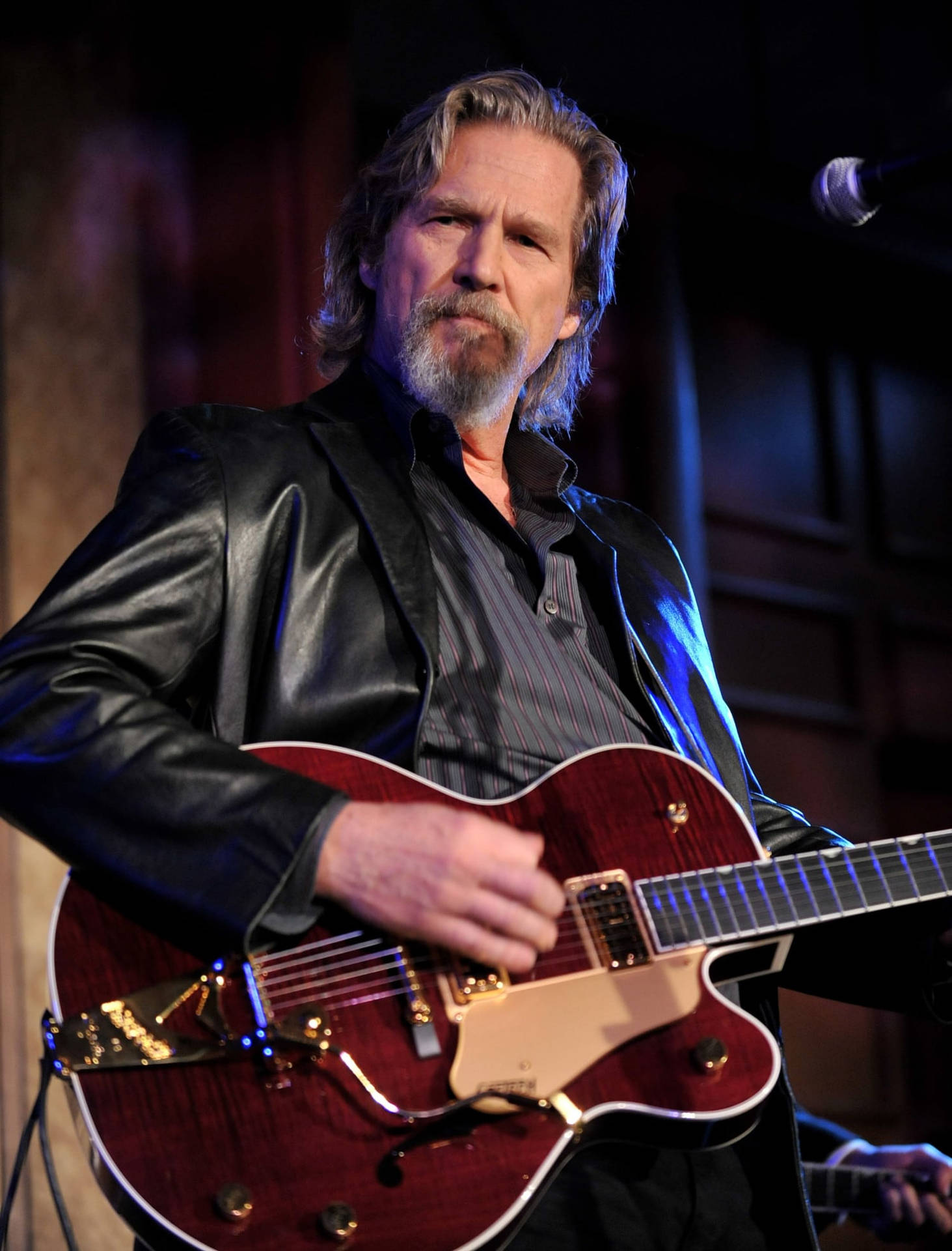 Actor Jeff Bridges Playing Guitar Wallpaper