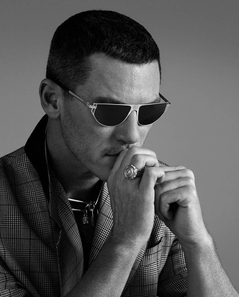 Schauspielerluke Evans Trägt Versace Sonnenbrillen. Wallpaper